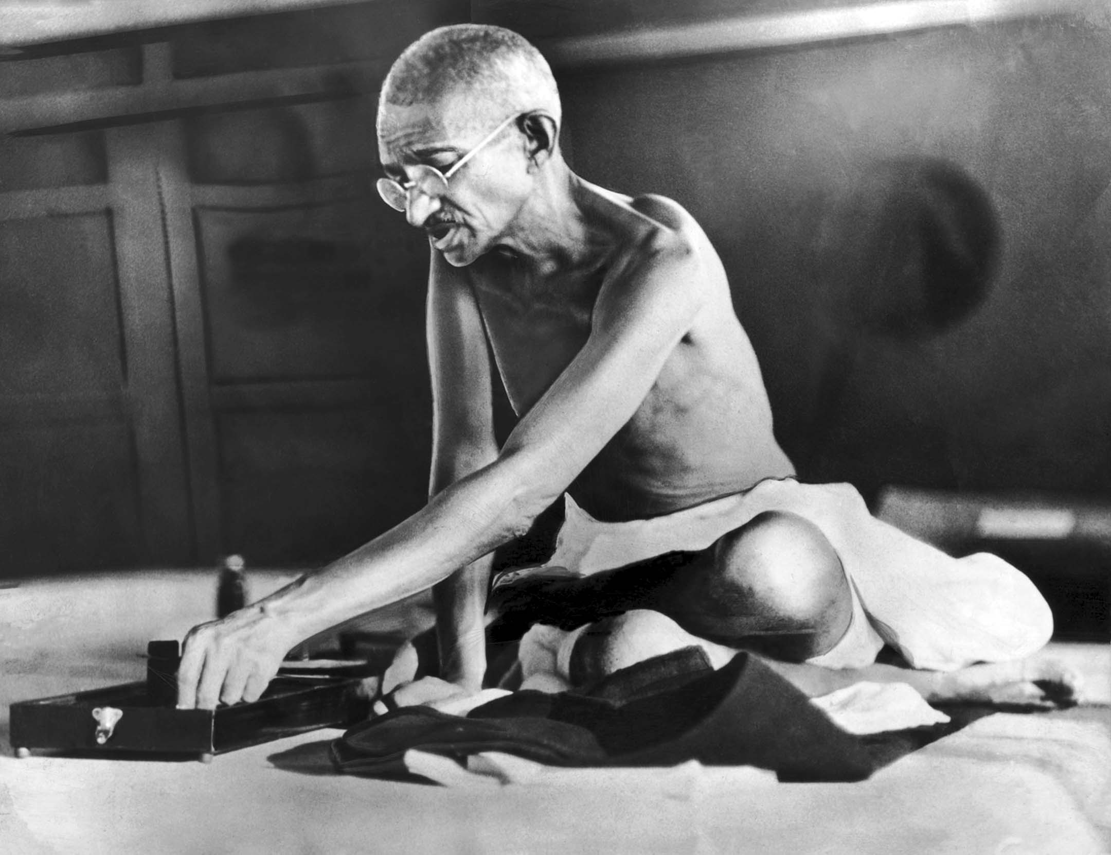 带贪印度独立运动的甘地(1869年10月2日—1948年1月30日)。摄:Pictures From History/Universal Images Group via Getty Images