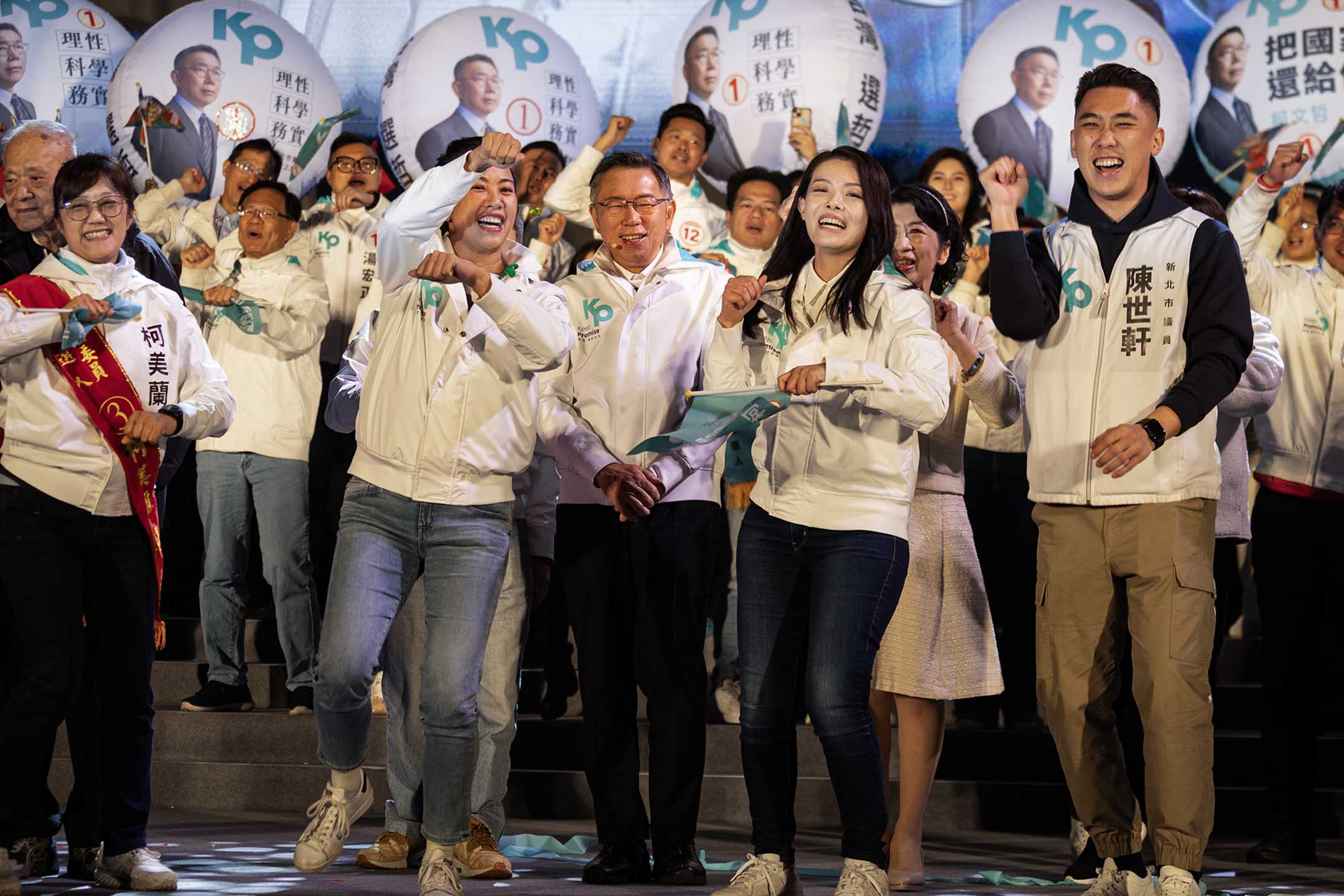 2024年1月12日,民眾黨正副總統候選人柯文哲、吳欣盈在台北市凱達格蘭大道舉辦「台灣選哲1定會贏 公民凱道之夜」。攝:陳焯煇/端傳媒