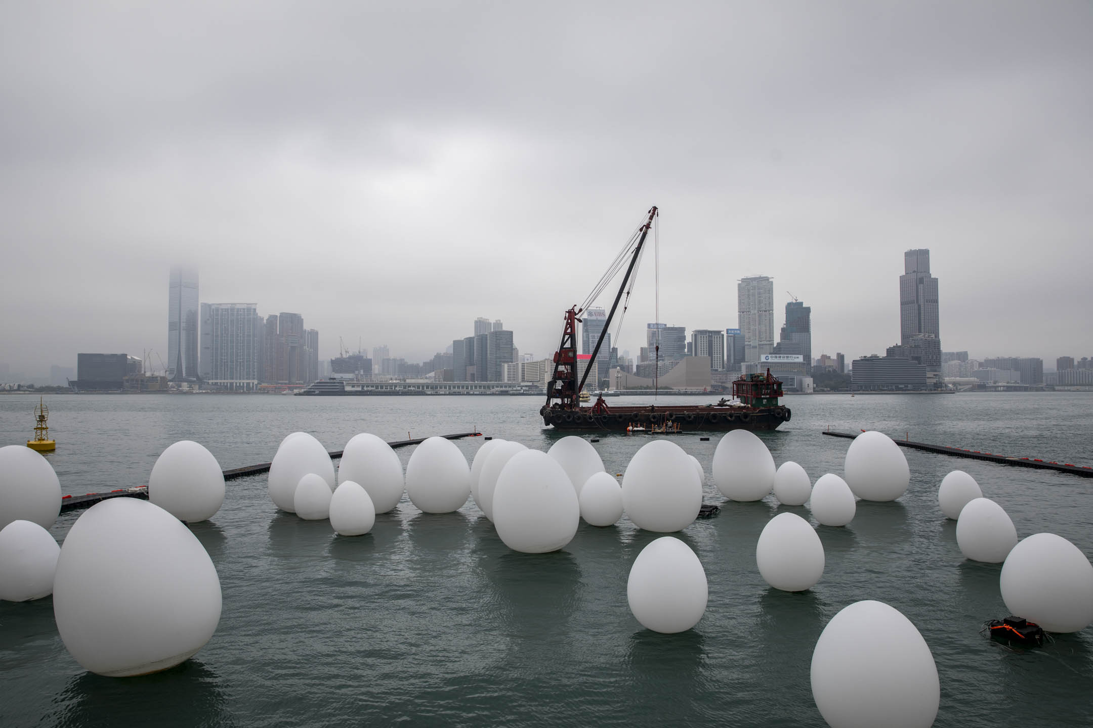 2024年1月30日,維港大霧,添馬公園外有設置中的藝術裝置。攝:林振東/端傳媒