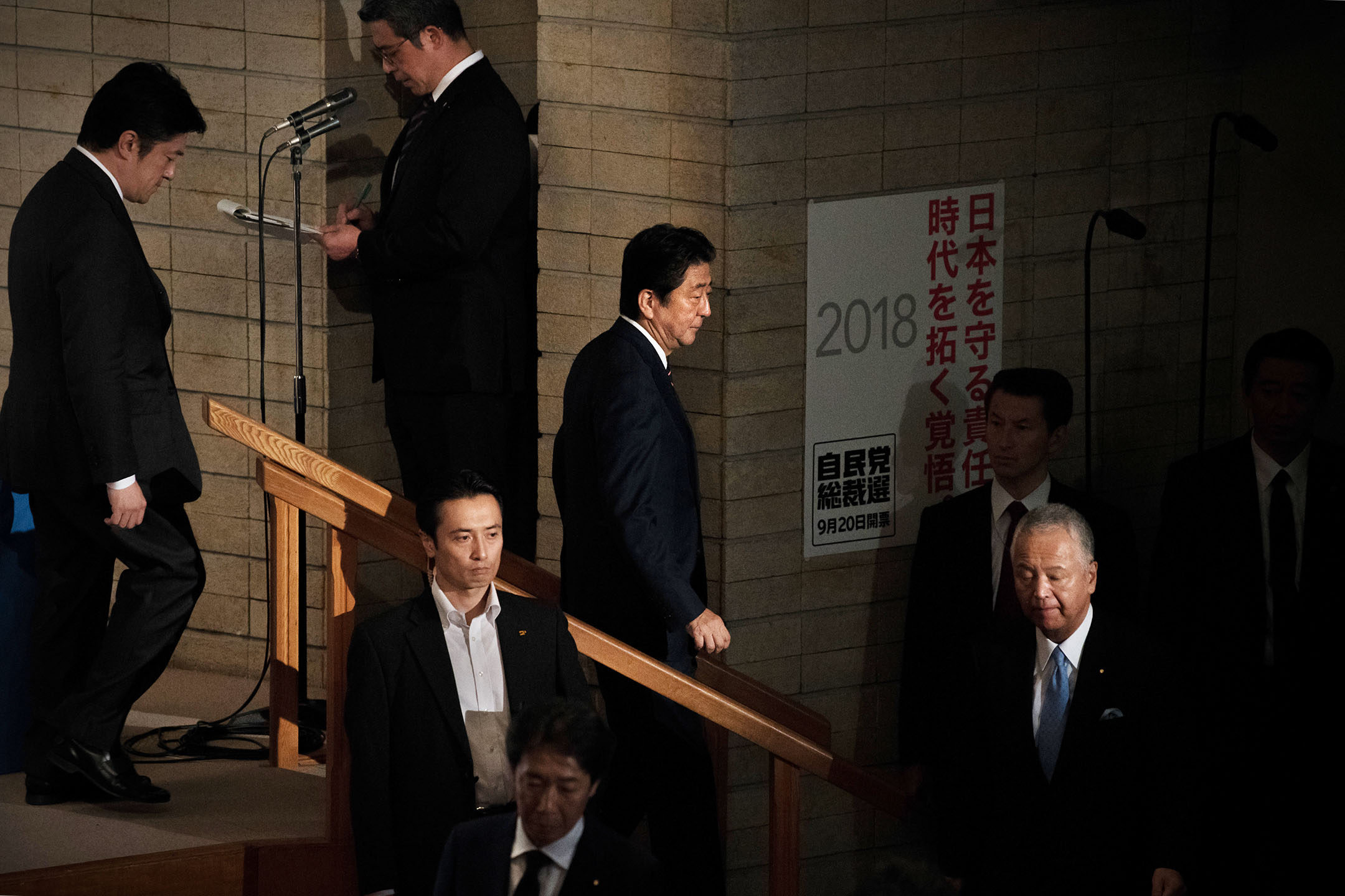 2018年9月20日,日本東京,時任首相安倍晉三(中)參加自民黨黨首選舉。攝:Carl Court/Getty Images