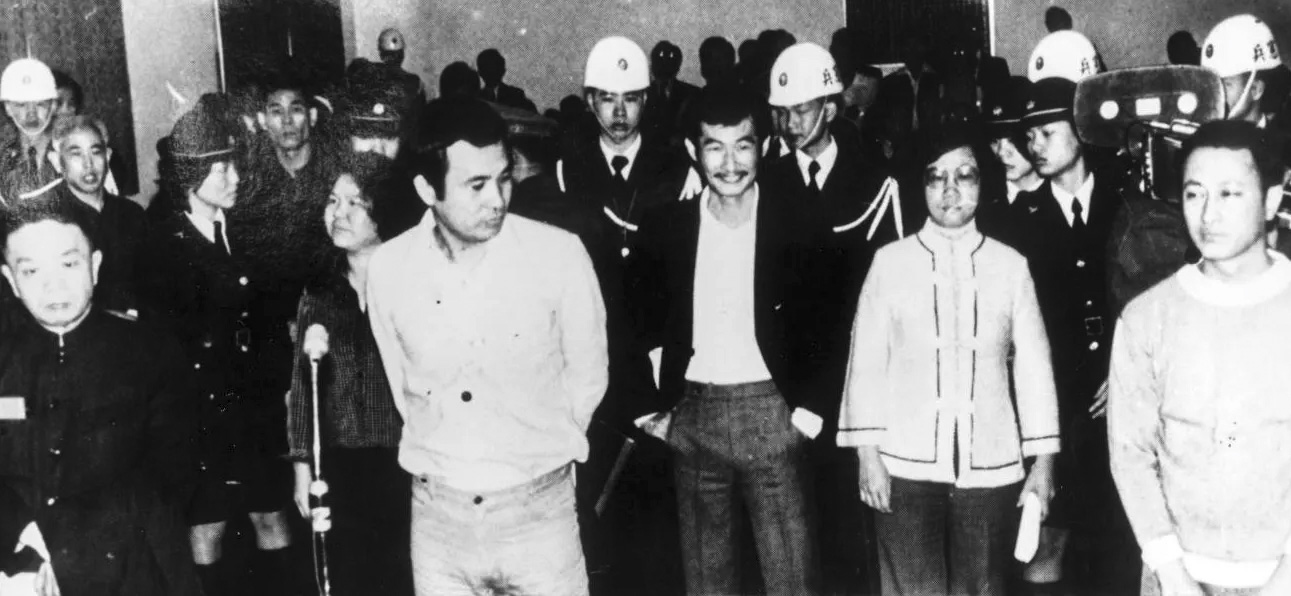 1980年3月18日,美丽岛事件,施明德与其他六名被告张俊宏、黄信介、陈菊、姚嘉文、吕秀莲、林弘宣出庭。网上图片