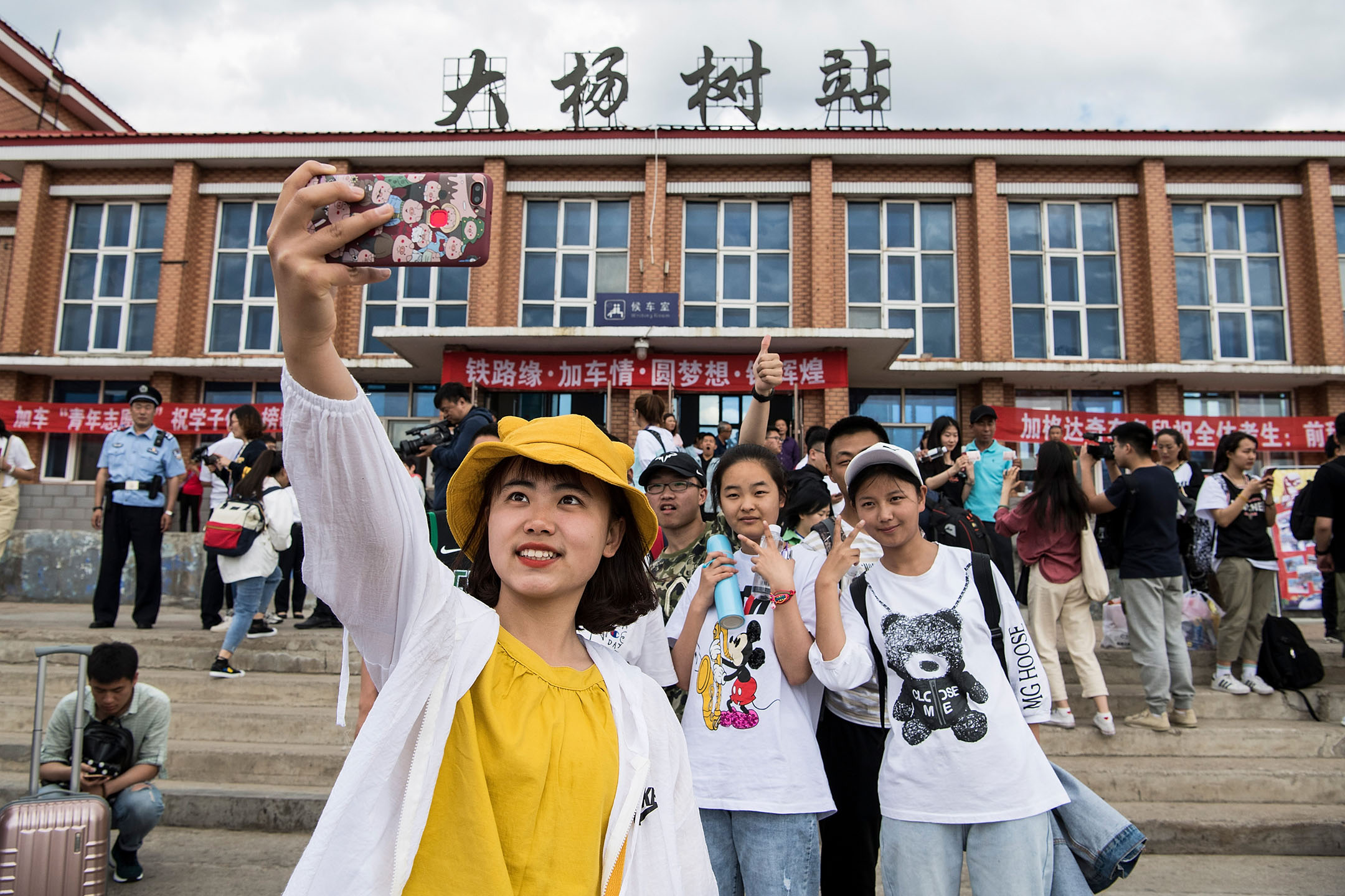 2019年6月5日,中國蒙古, 學生在等待「高考列車」時拍照。攝:Tao Zhang/Getty Images