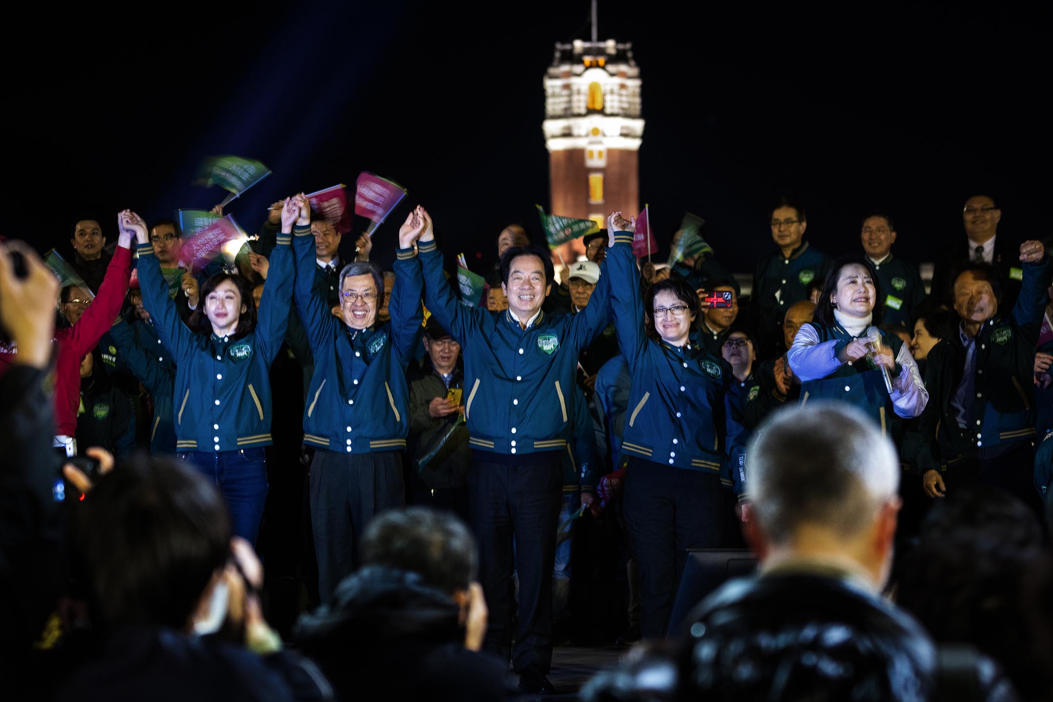 2024年1月11日,台北凯达格兰大道,民进党在总统府前举行造势晚会。摄:陈焯煇/端传媒