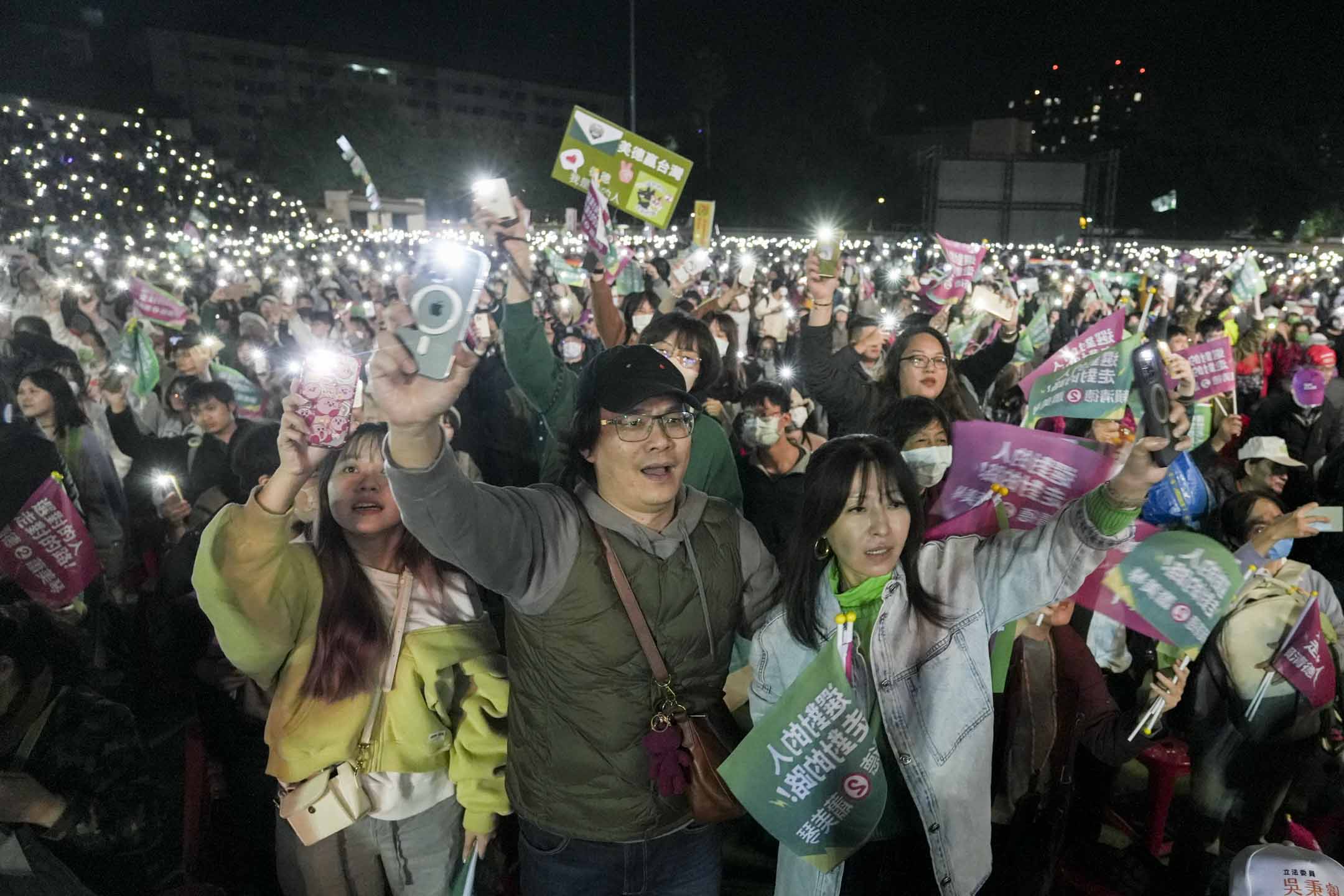 2024年1月12日,民進黨正副總統候選人賴清德、蕭美琴在新北市板橋第二體育場「台灣美德站出來,迎向勝利選前之夜」。攝:黃永俊/端傳媒