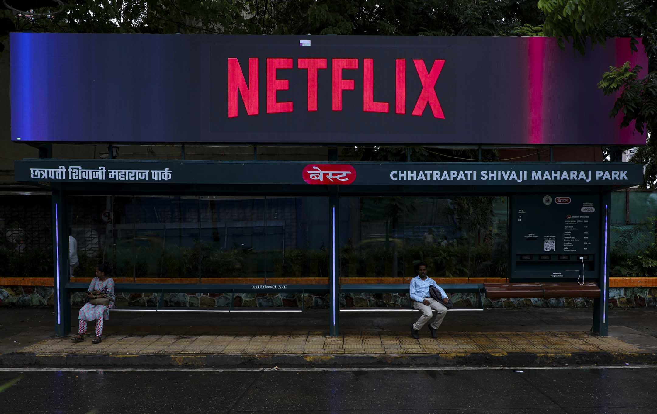 2023年9月20日,印度孟買的一個公車站可以看到 Netflix 的標誌。攝:Niharika Kulkarni/NurPhoto via Getty Images