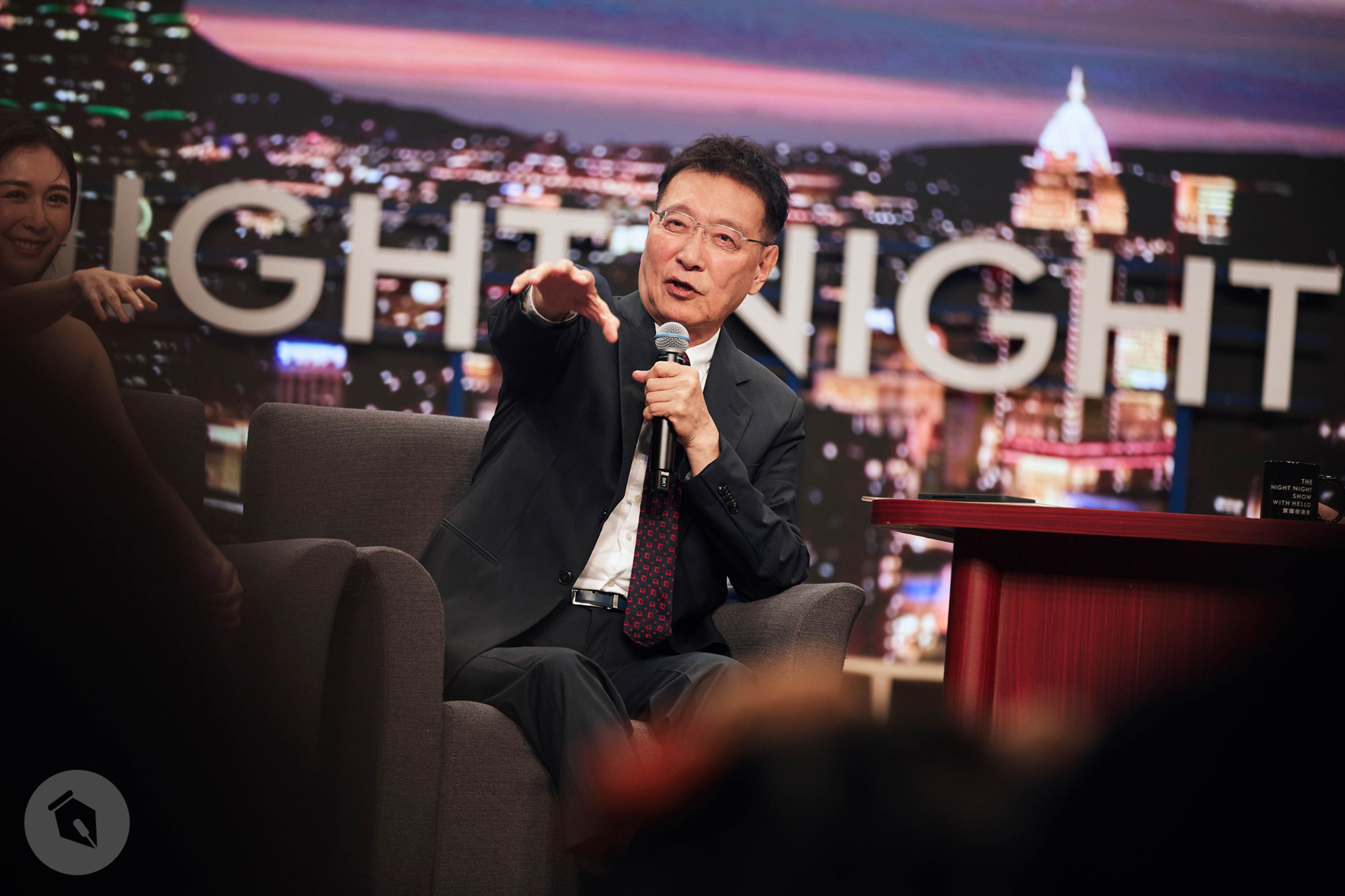 国民党副总统候选人赵少康上《贺珑夜夜秀》节目。图:萨泰尔娱乐 Facebook