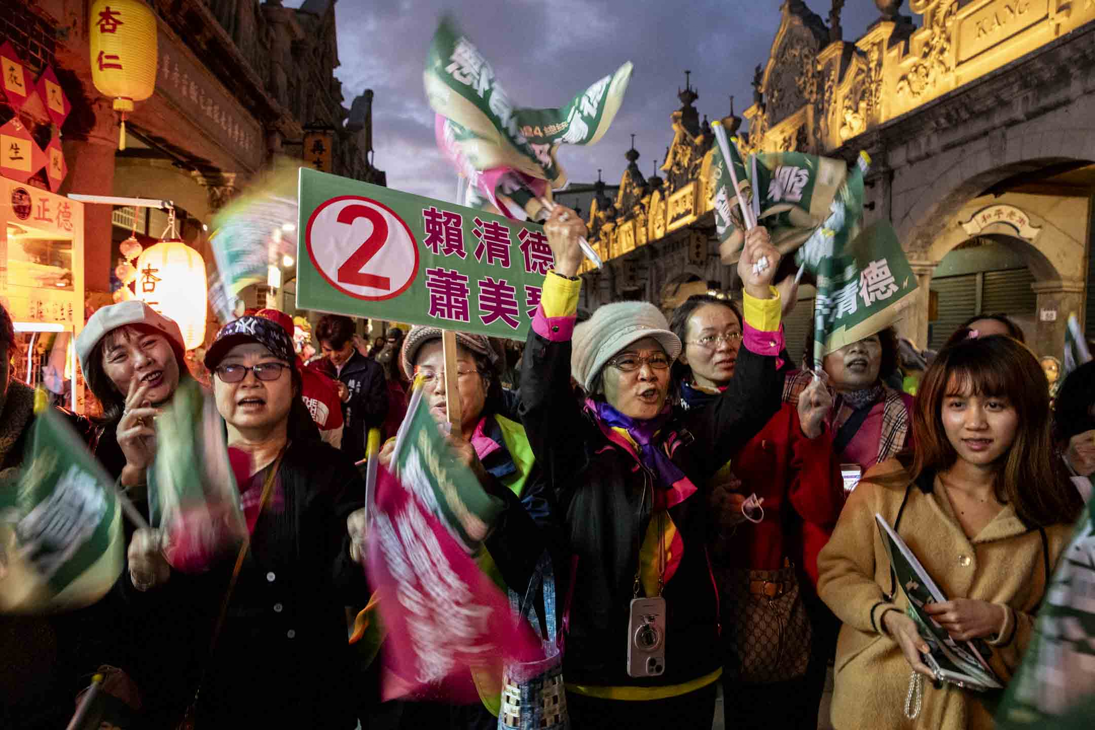 2024年1月4日,民进党总统候选人赖清德到桃园大溪拉票,支持者到场支持。摄:林振东/端传媒