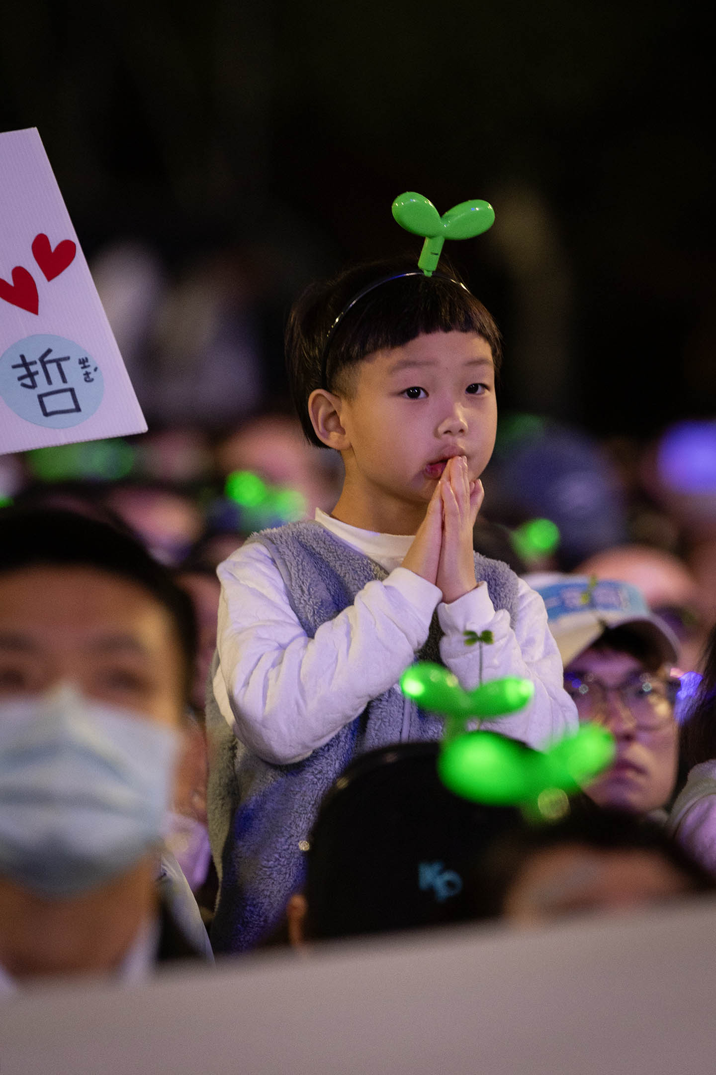 2024年1月12日,民眾黨正副總統候選人柯文哲、吳欣盈在台北市凱達格蘭大道舉辦「台灣選哲1定會贏 公民凱道之夜」。攝:陳焯煇/端傳媒
