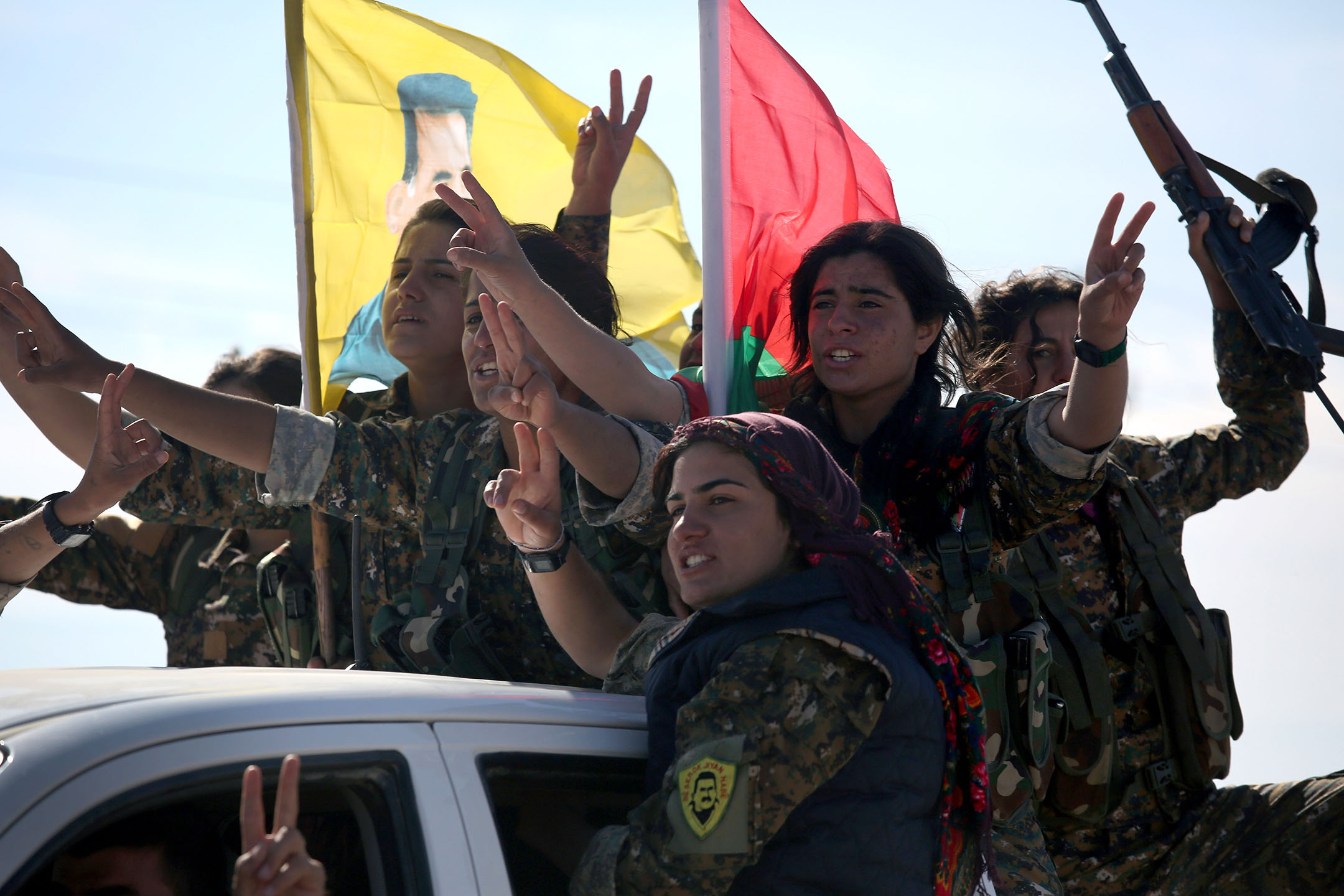 2015年11月15日,伊拉克,雅茲迪士兵為戰友歡呼。攝:John Moore/Getty Images
