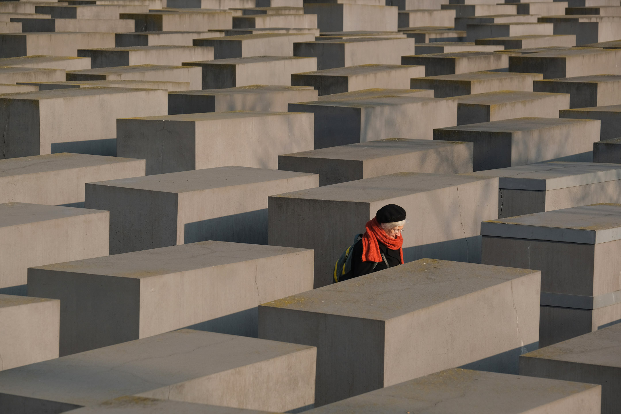 2020年1月24日,德国柏林,一名老人在犹太人纪念碑前行走。摄:Sean Gallup/Getty Images