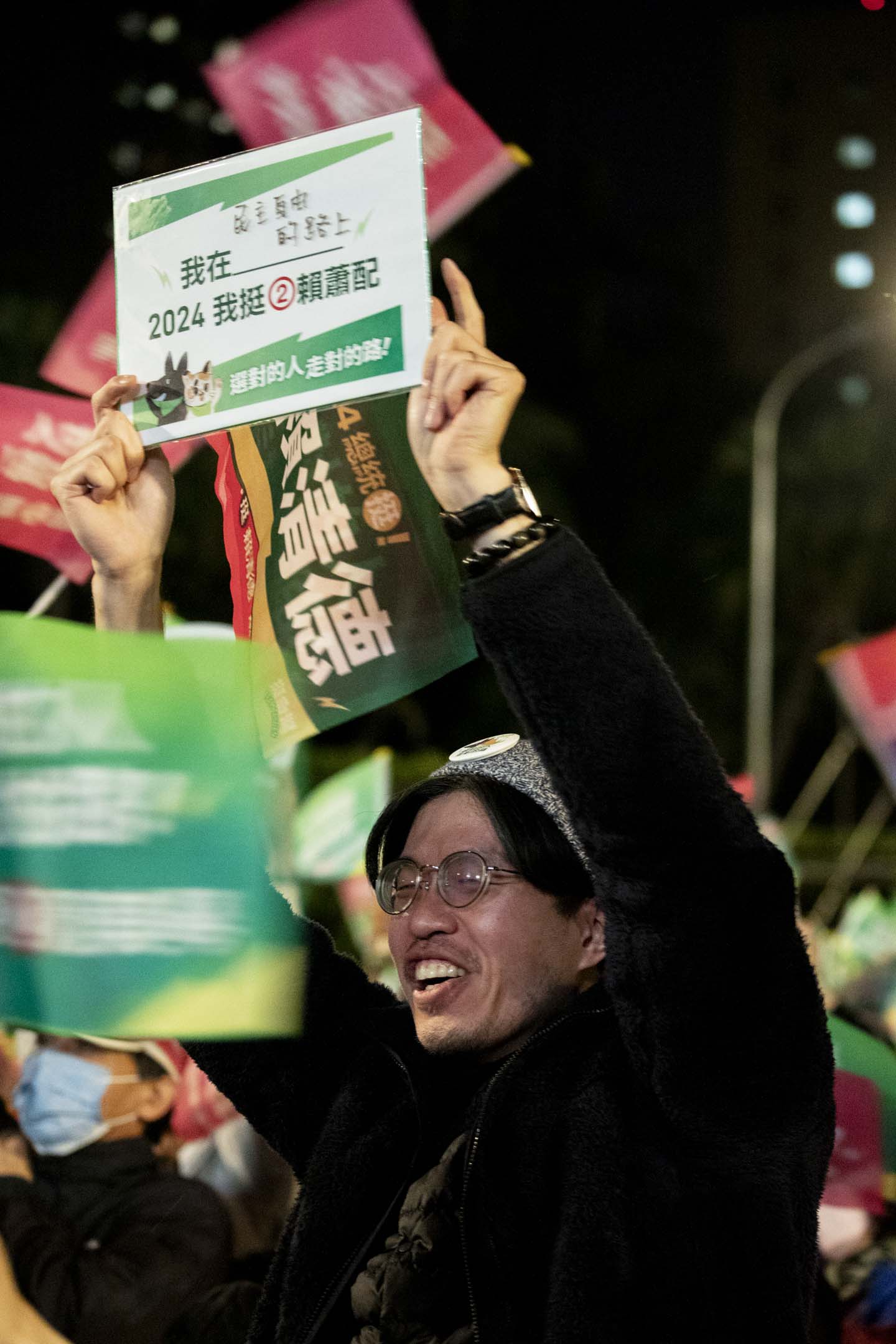 2024年1月11日,民進黨正副總統候選人賴清德、蕭美琴在台北市凱達格蘭大道舉辦「護國之夜」。攝:林振東/端傳媒