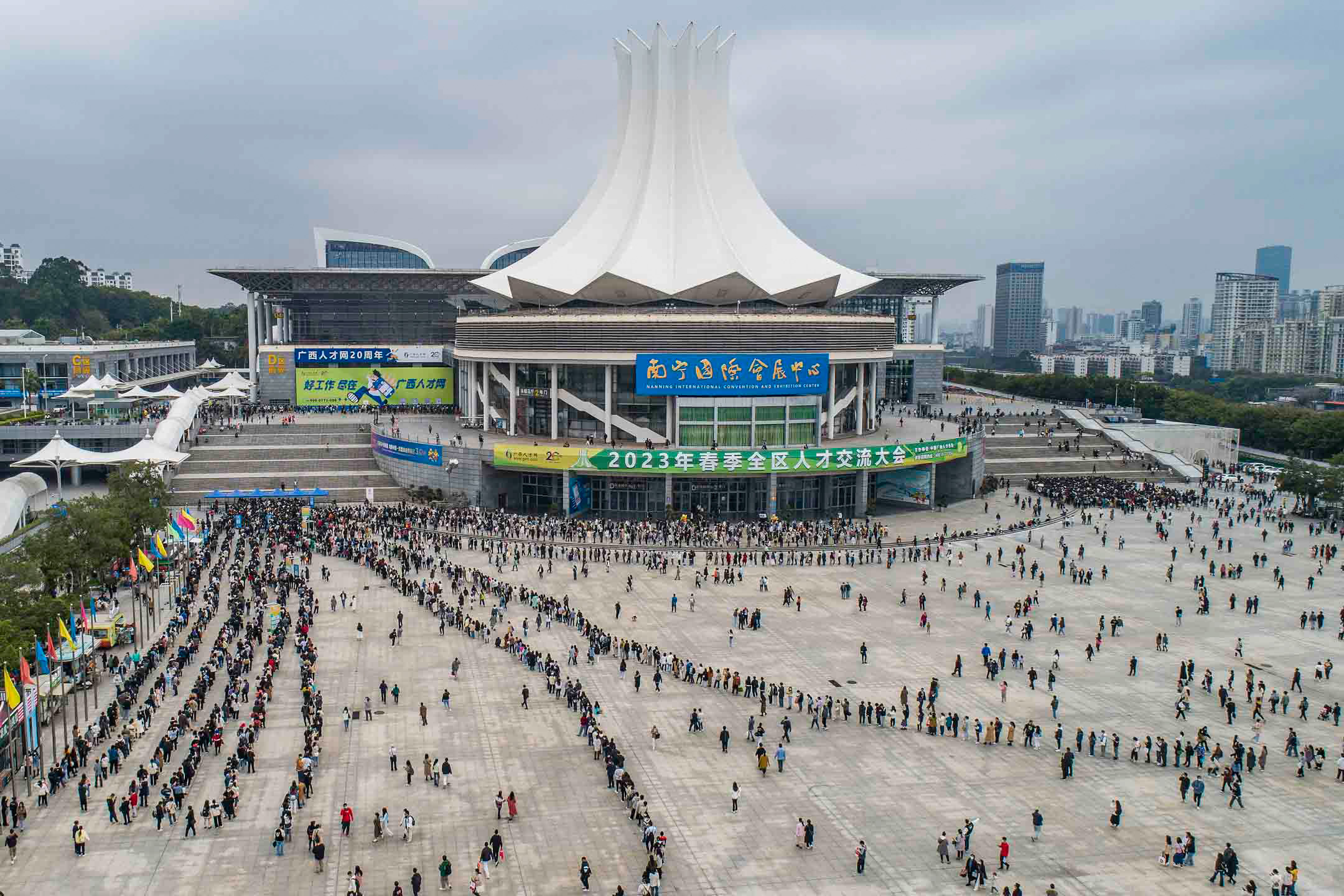2023年2月18日，中國南寧，大批求職者在會展中心廣場外排隊。攝：Costfoto/NurPhoto via Getty Images