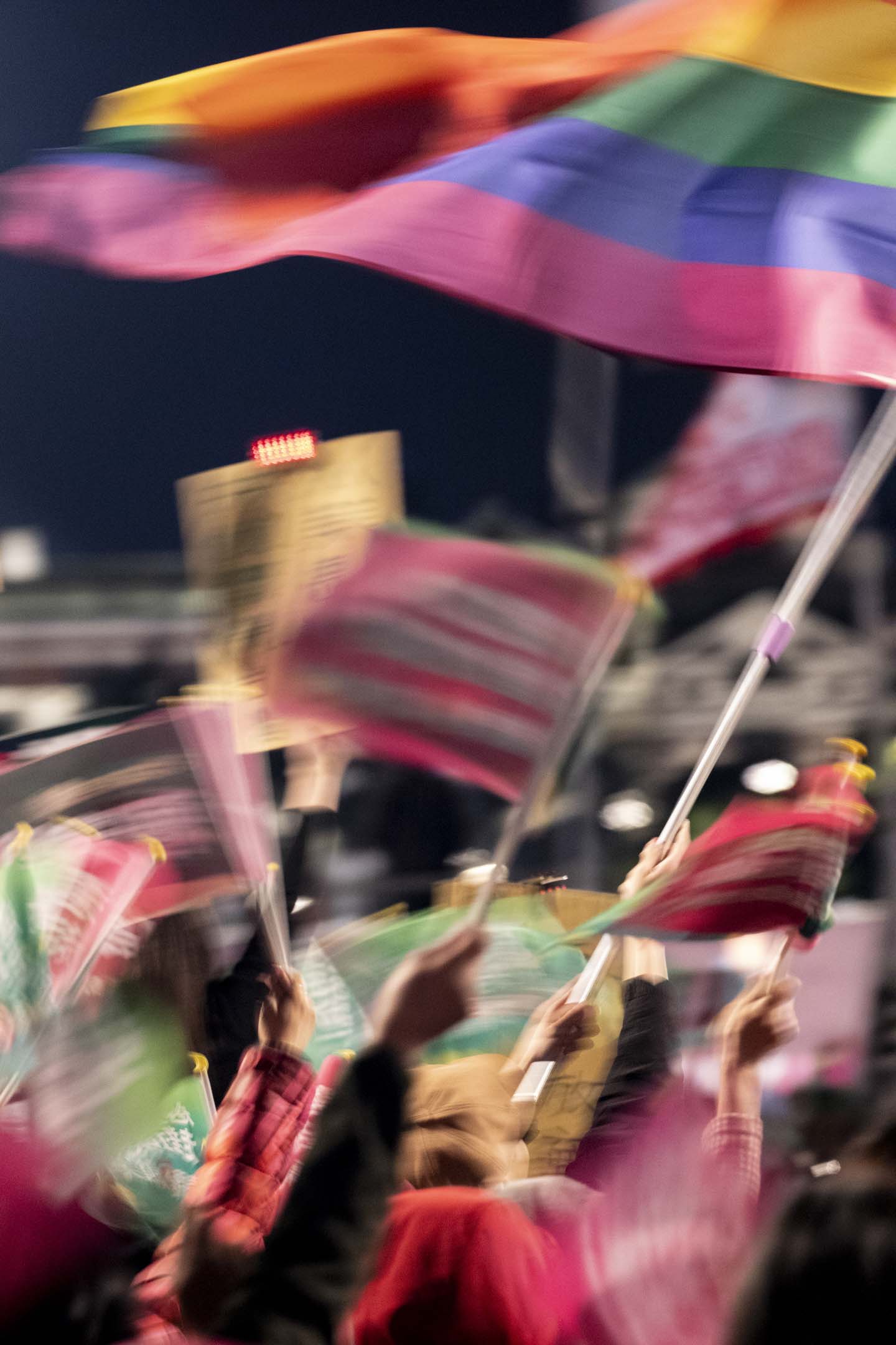 2024年1月11日,民進黨正副總統候選人賴清德、蕭美琴在台北市凱達格蘭大道舉辦「護國之夜」。攝:林振東/端傳媒