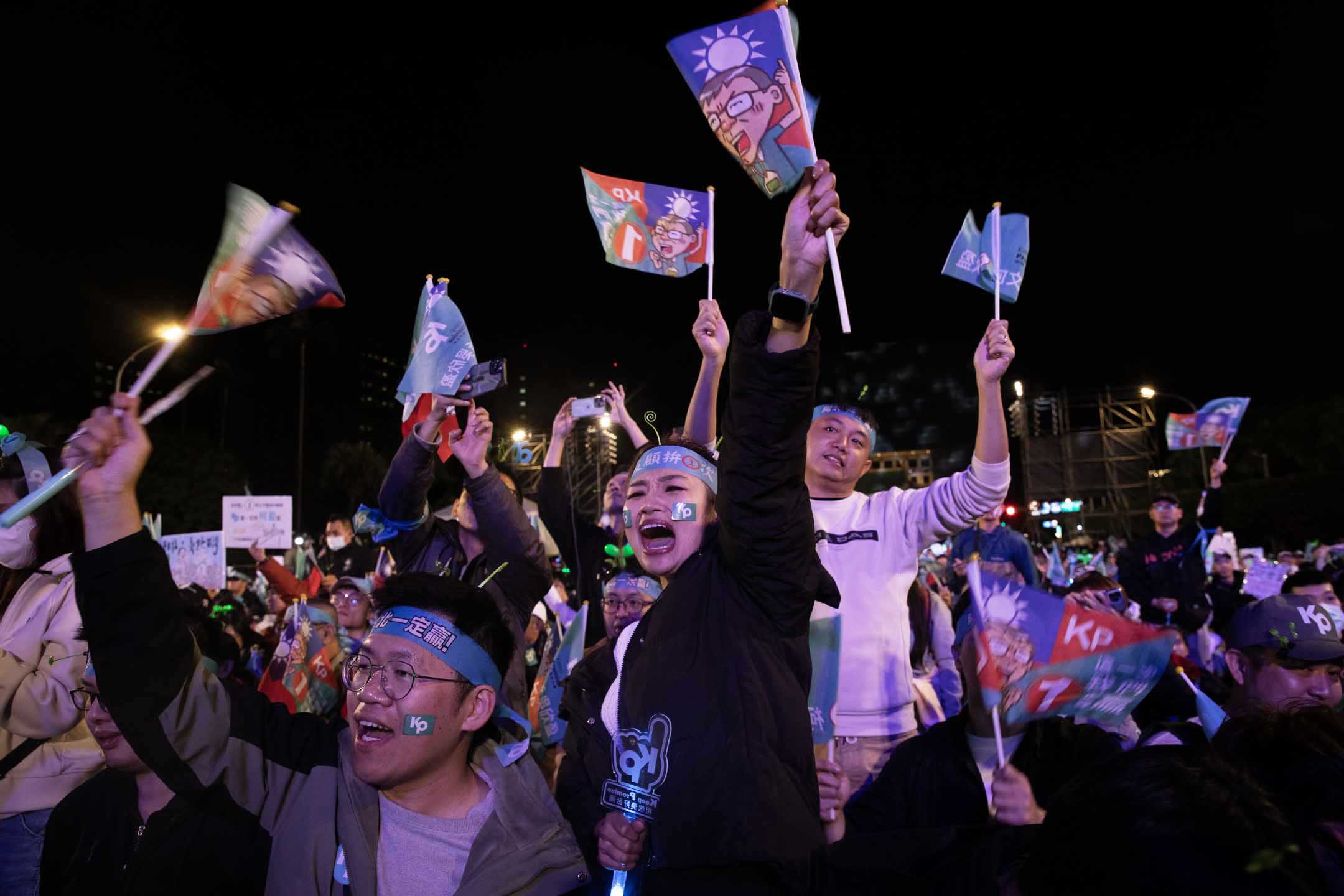 2024年1月12日,民众党正副总统候选人柯文哲、吴欣盈在台北市凯达格兰大道举办“台湾选哲1定会赢 公民凯道之夜”。摄:陈焯煇/端传媒