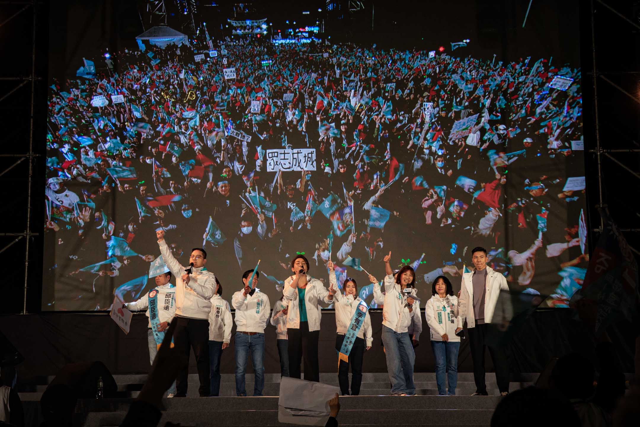 2024年1月12日,民众党正副总统候选人柯文哲、吴欣盈在台北市凯达格兰大道举办“台湾选哲1定会赢 公民凯道之夜”。摄:陈焯煇/端传媒