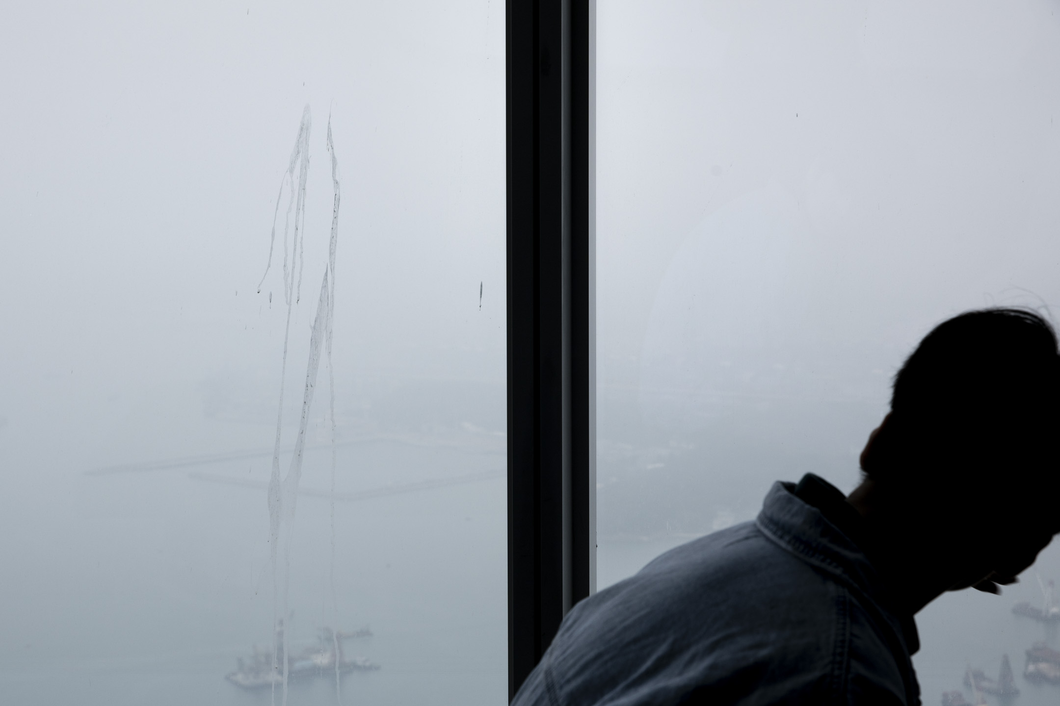 2024年1月30日,從天際100 香港觀景台上觀看大霧中的維港。攝:林振東/端傳媒