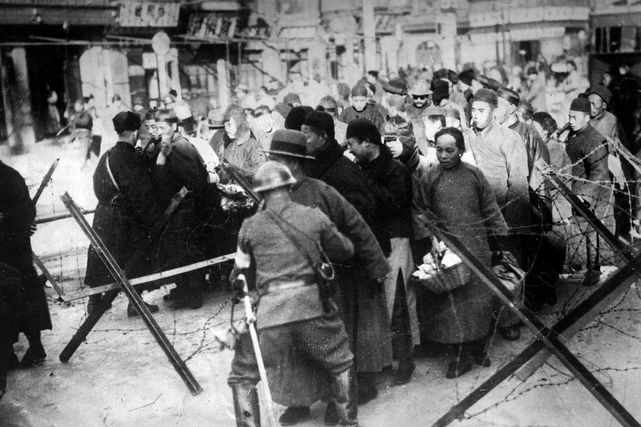 1931年9月18日,日本佔領滿洲,日本士兵在搜查人們是否有武器。攝:ullstein bild/ullstein bild via Getty Images