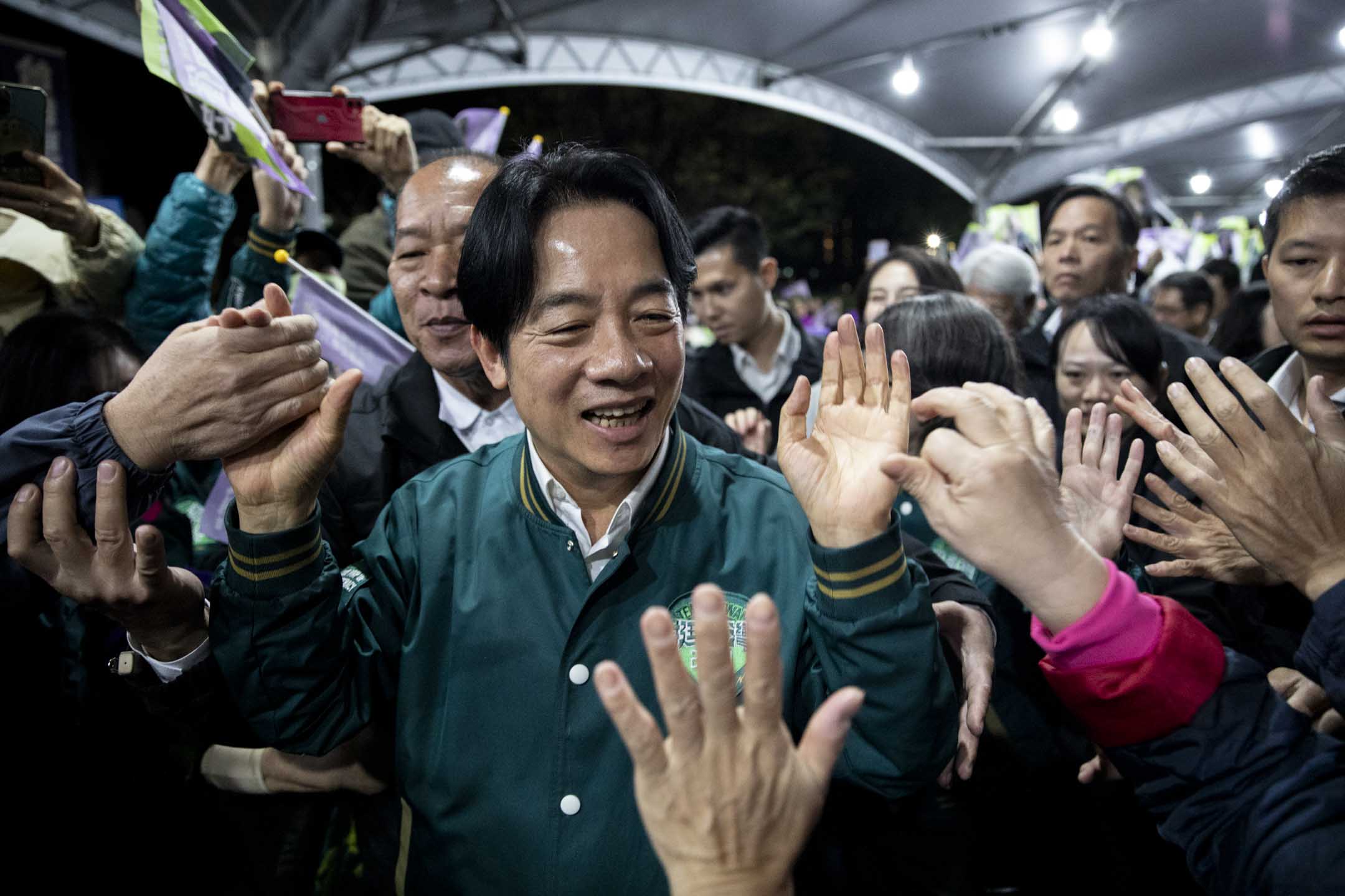 2024年1月3日,民進黨總統候選人賴清德到新北汐止區拉票。攝:林振東/端傳媒