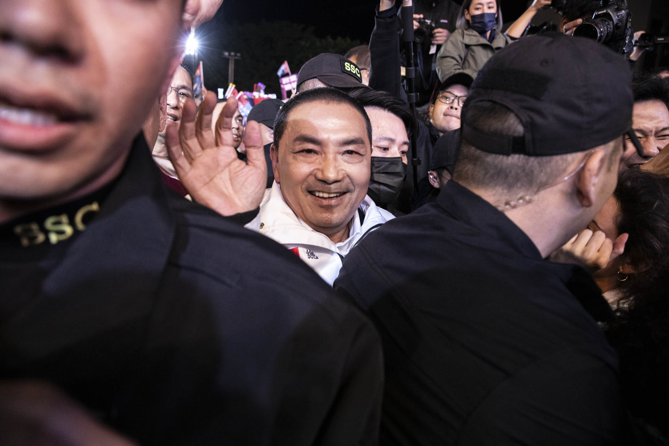 2024年1月12日,國民黨正副總統候選人侯友宜、趙少康在新北市板橋第一體育場舉辦「贏回中華民國 選前之夜」。攝:林振東/端傳媒