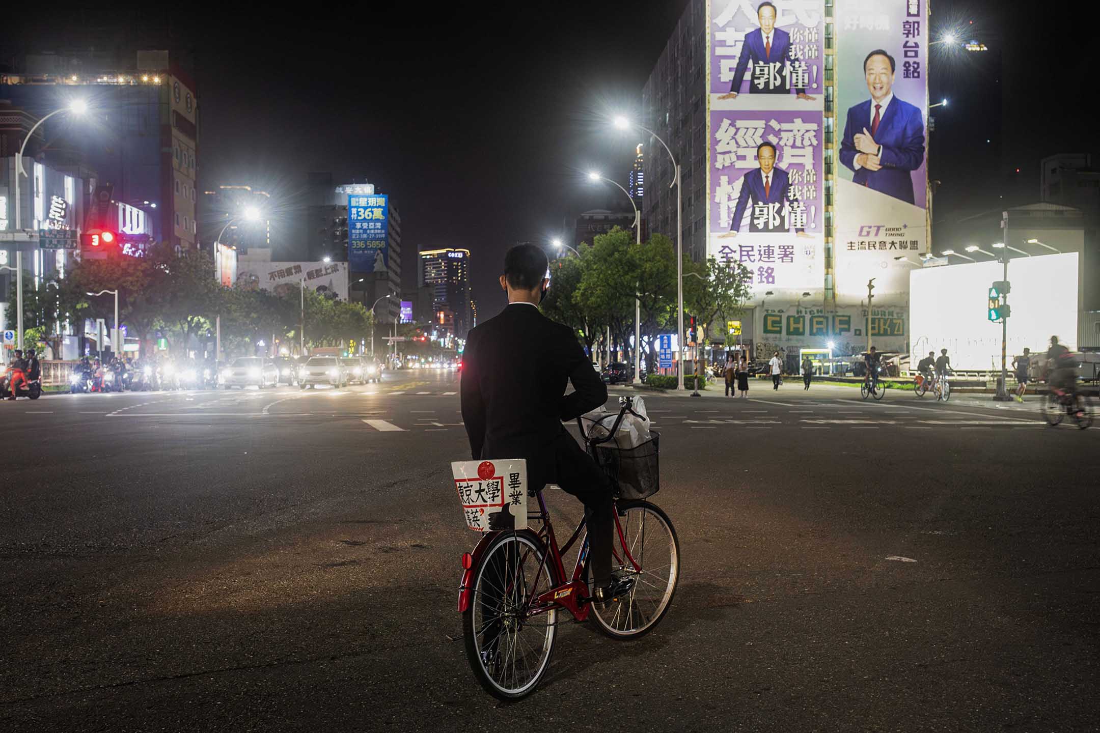 2023年10月8日,高雄,一名青年在马路上骑自行车。摄:陈焯煇/端传媒