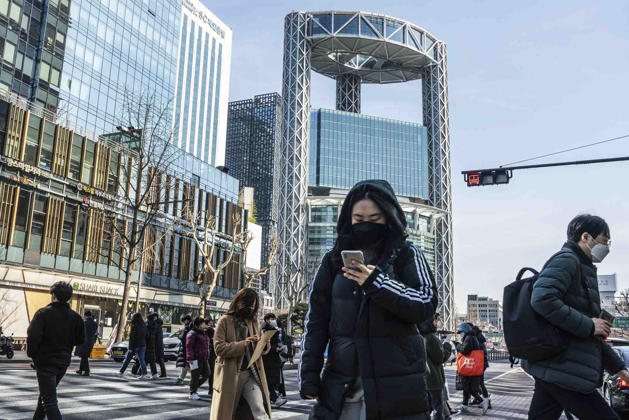 2022年2月18日,南韓首爾的上班人士。攝:Simon Shin/SOPA Images/LightRocket via Getty Images