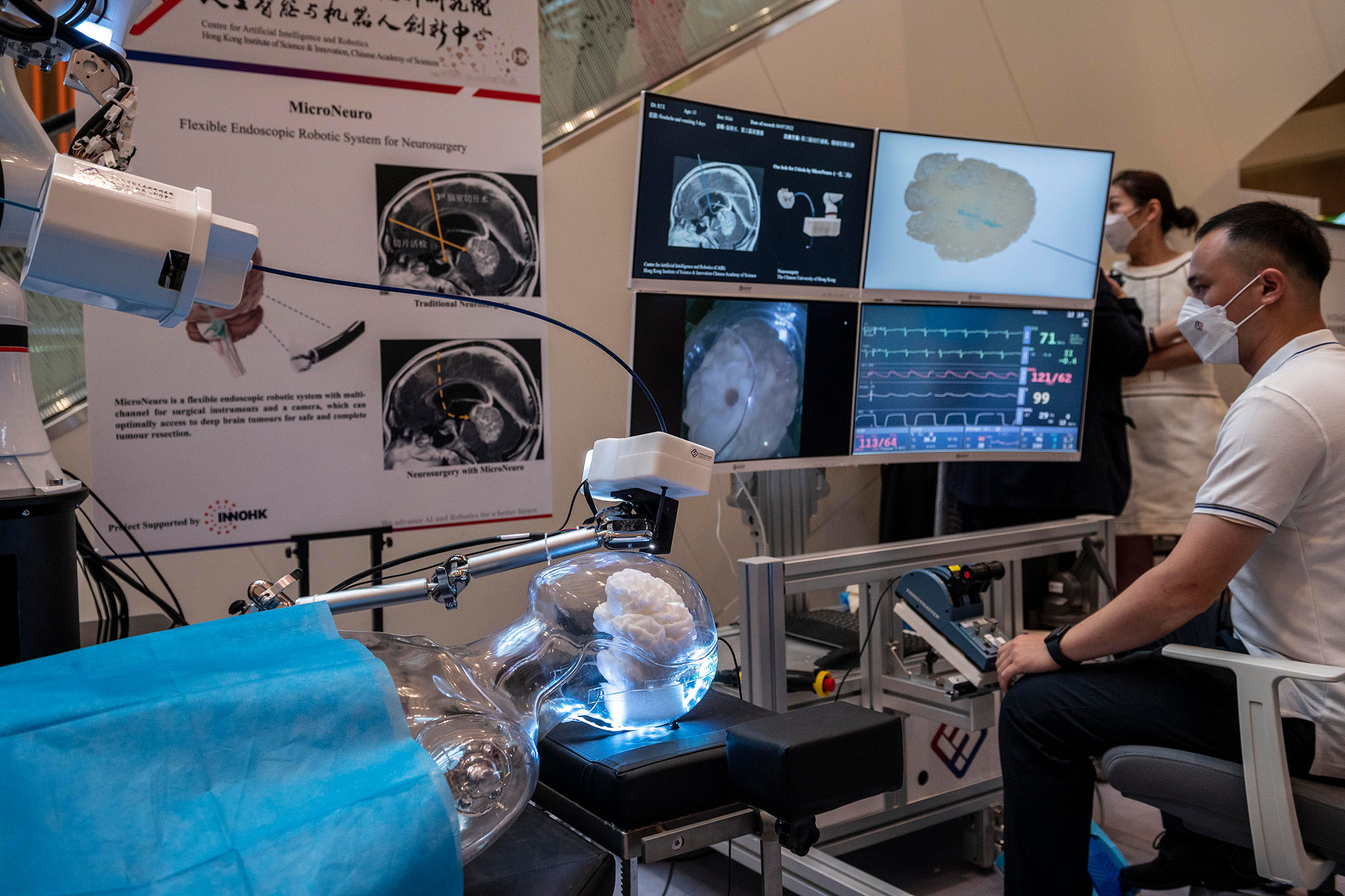 2022年7月6日,香港,科学园的展览中展示人工智慧的微神经手术机器人系统。摄:Vernon Yuen/NurPhoto via Getty Images