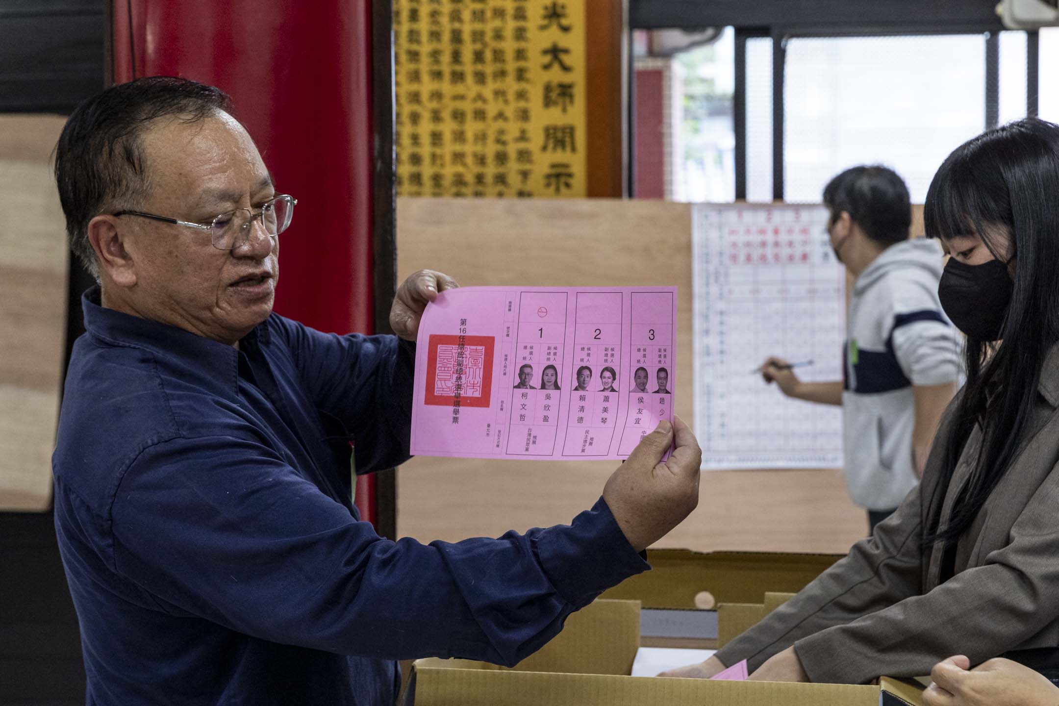 2024年1月13日,台湾大选开票,台北万华区法华寺点票情况。摄:林振东/端传媒