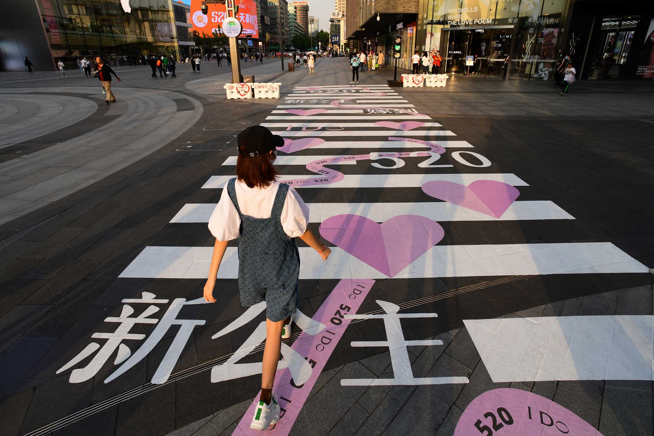 2022年5月17日,杭州,一名遊客穿過心形圖案的斑馬線。攝:Li Xiaowei/VCG via Getty Images