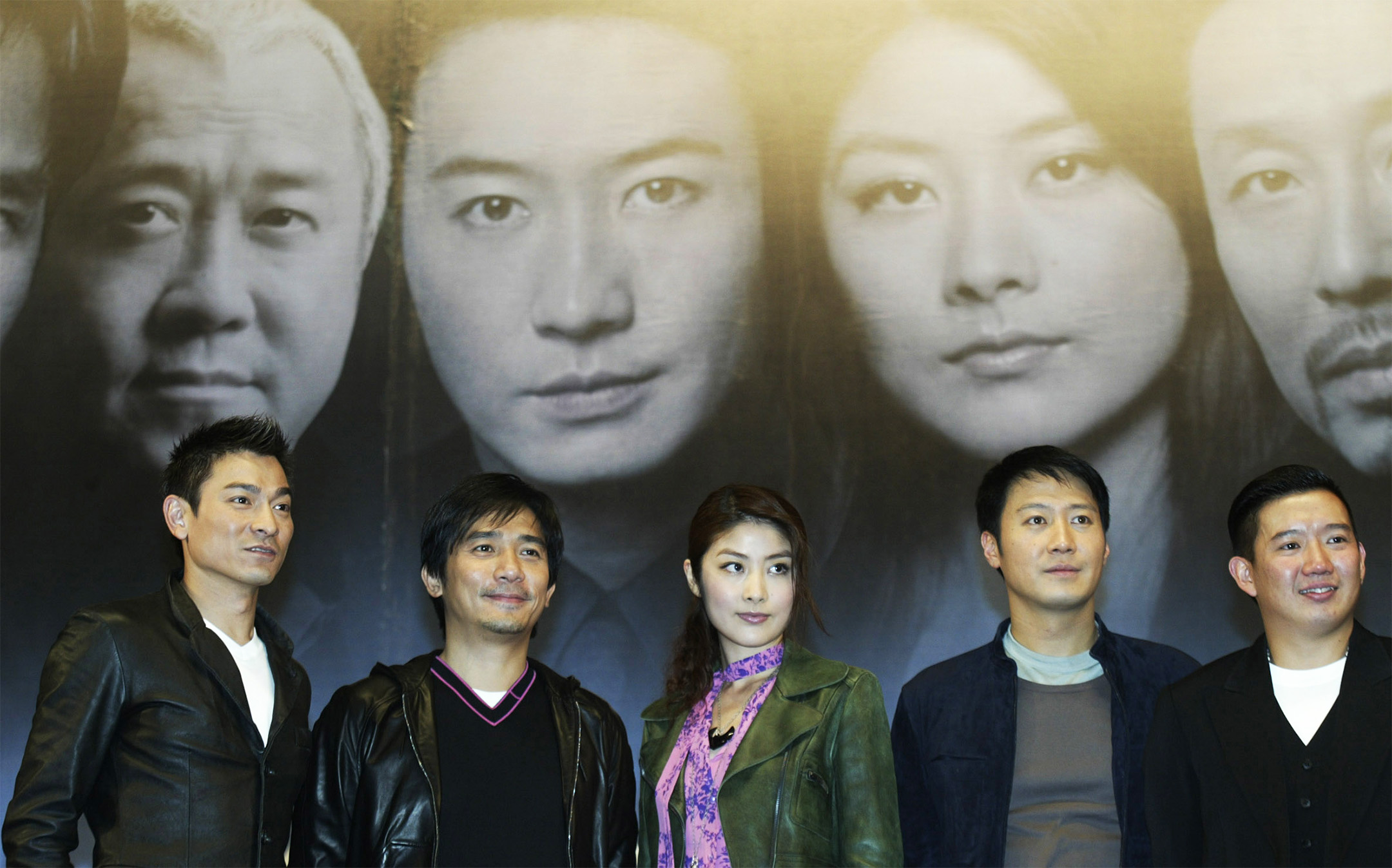 2003年12月8日,中國北京,劉德華與梁朝偉等人出席《無間道3》的發表會上。攝:Mark Ralston/South China Morning Post via Getty Images
