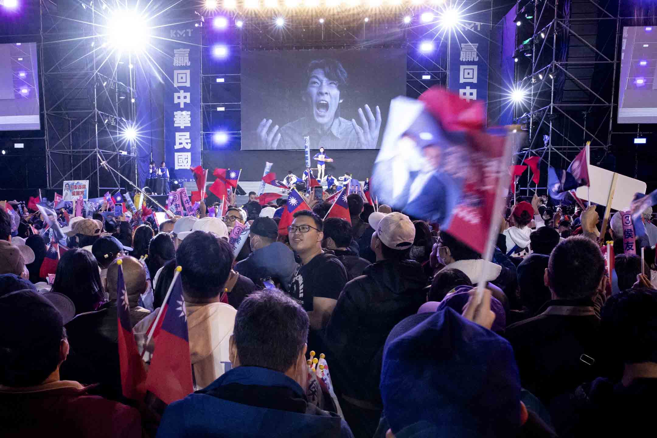 2024年1月12日,國民黨正副總統候選人侯友宜、趙少康在新北市板橋第一體育場舉辦「贏回中華民國 選前之夜」。攝:林振東/端傳媒