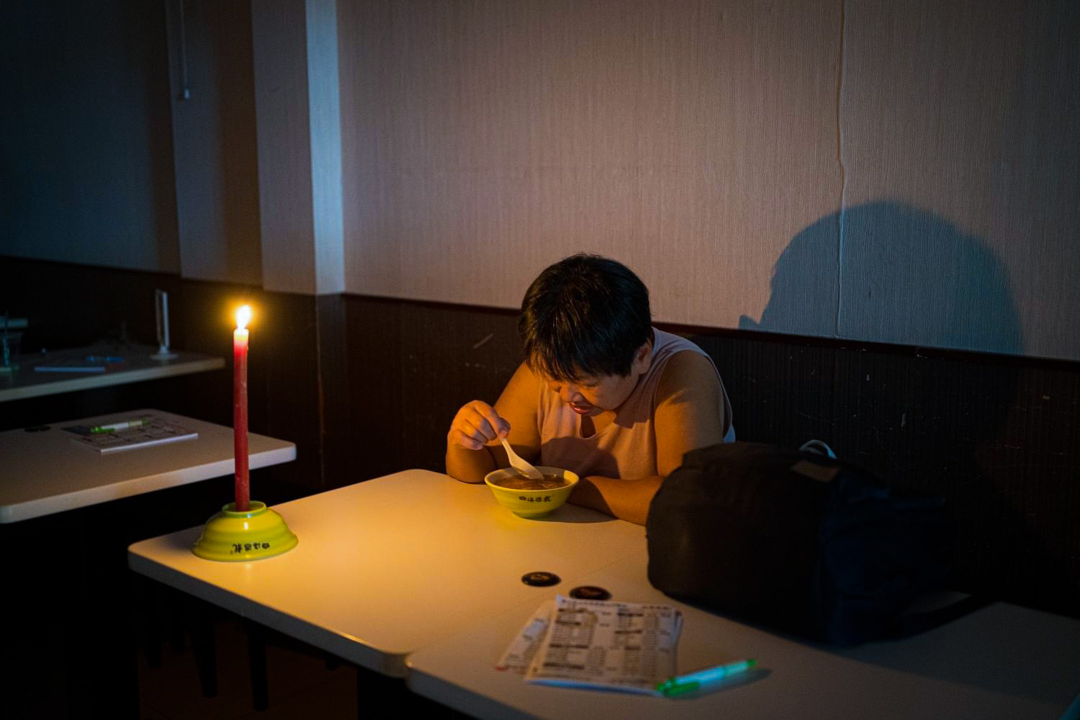 2021年5月13日,台北,由於高雄路北超高壓變電所事故,台北多區進行輪流停電。攝:唐佐欣/端傳媒