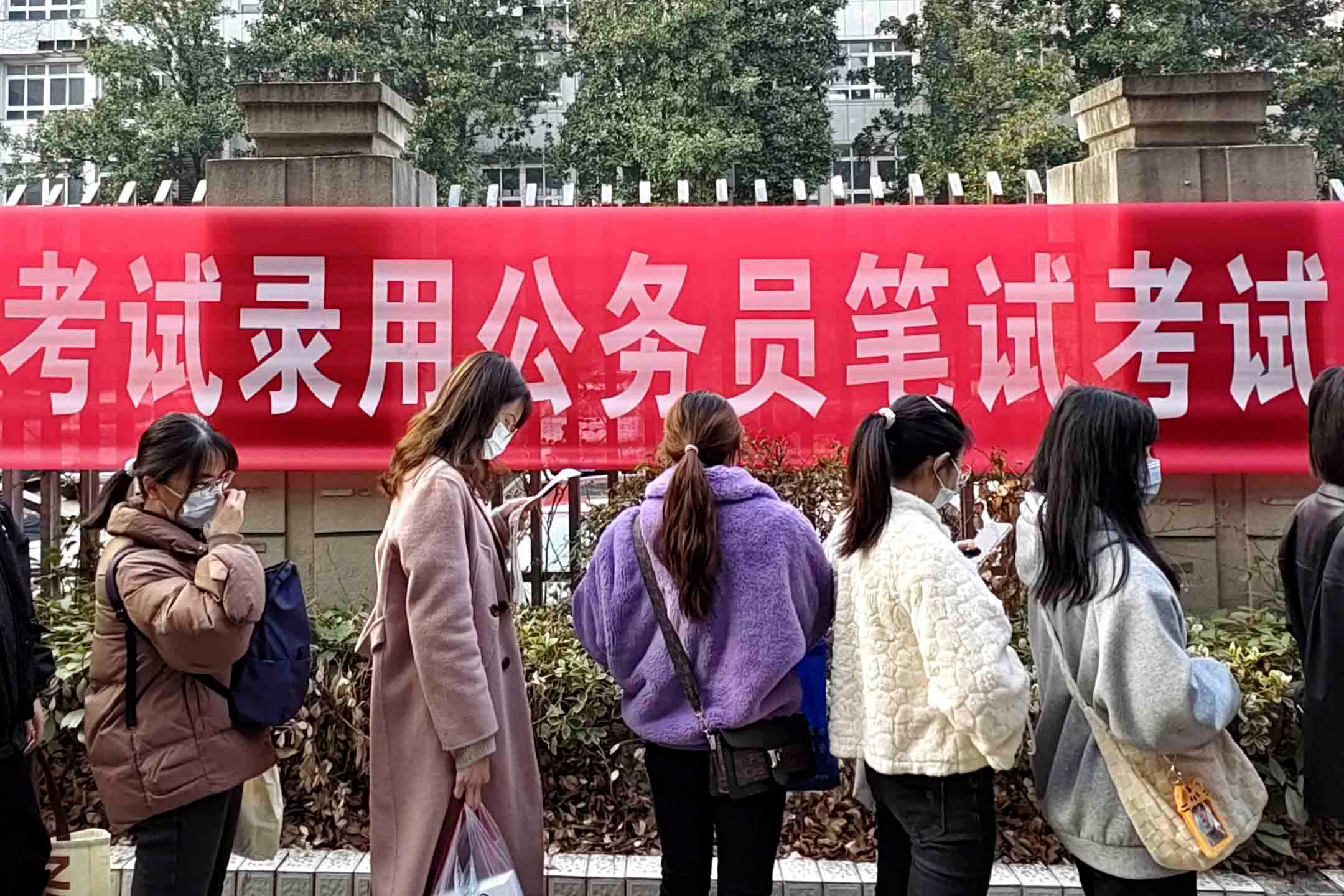 2023年2月25日，中國武漢，考生排隊進入考場，參加中國年度公務員錄用考試。攝：VCG/VCG via Getty Images