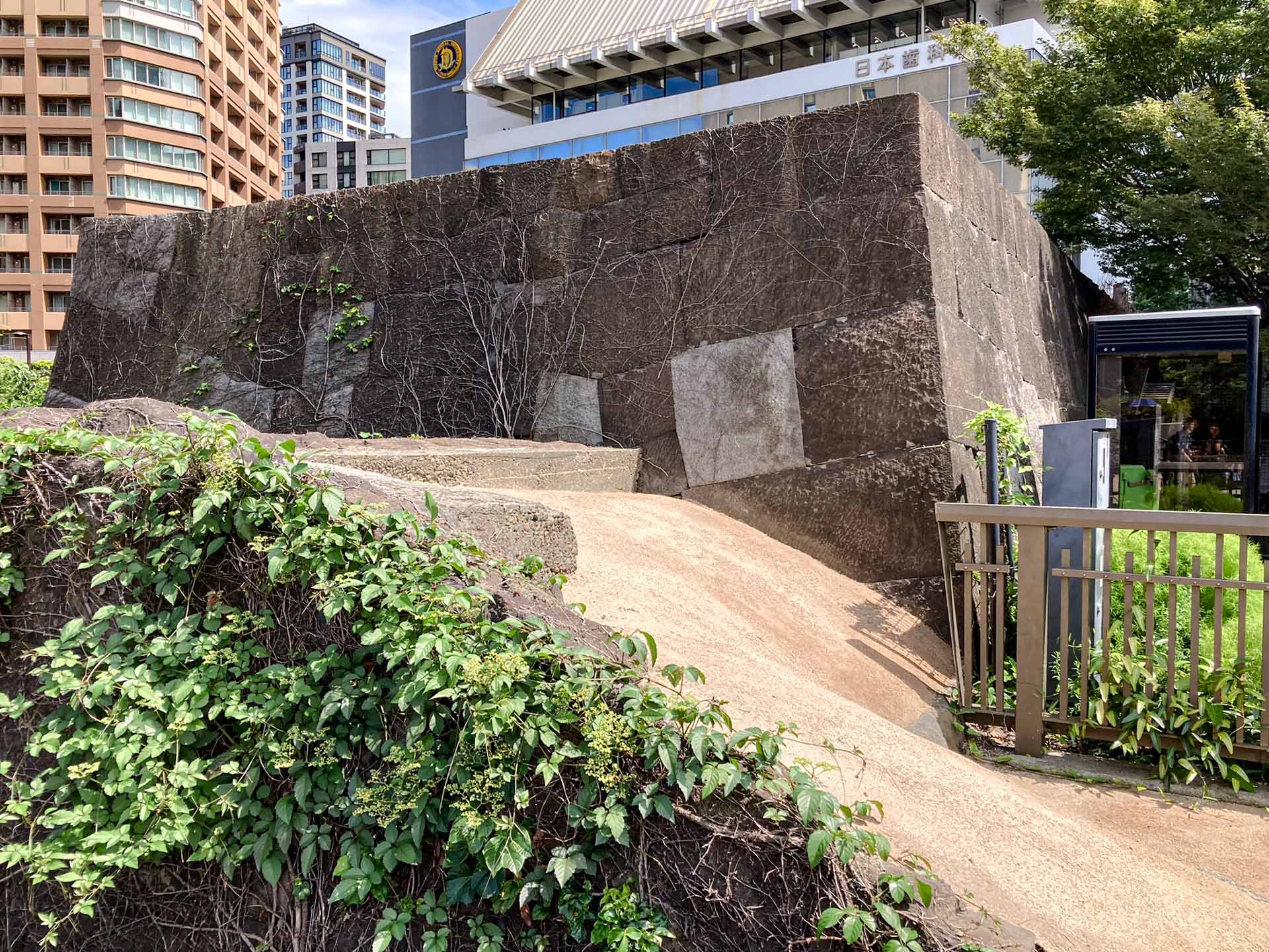 富士見町二丁目地勢,老舊的石垣沿街而建。圖:作者提供