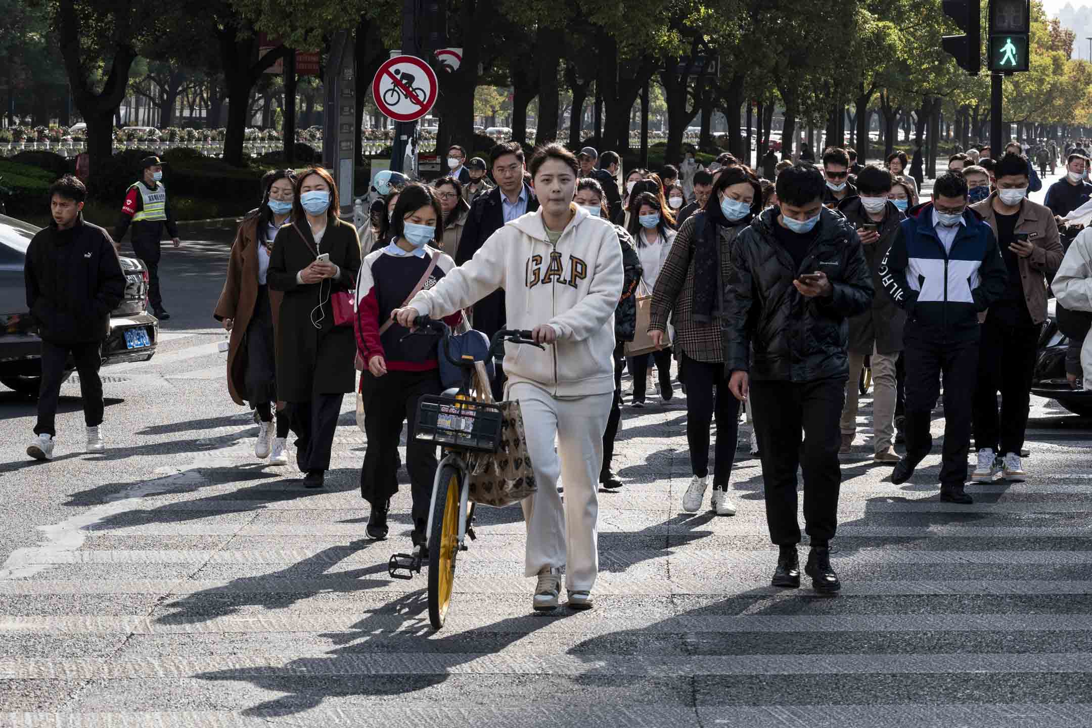 2023年3月15日,中國上海浦東陸家嘴的上班人士。攝:LCT/端傳媒