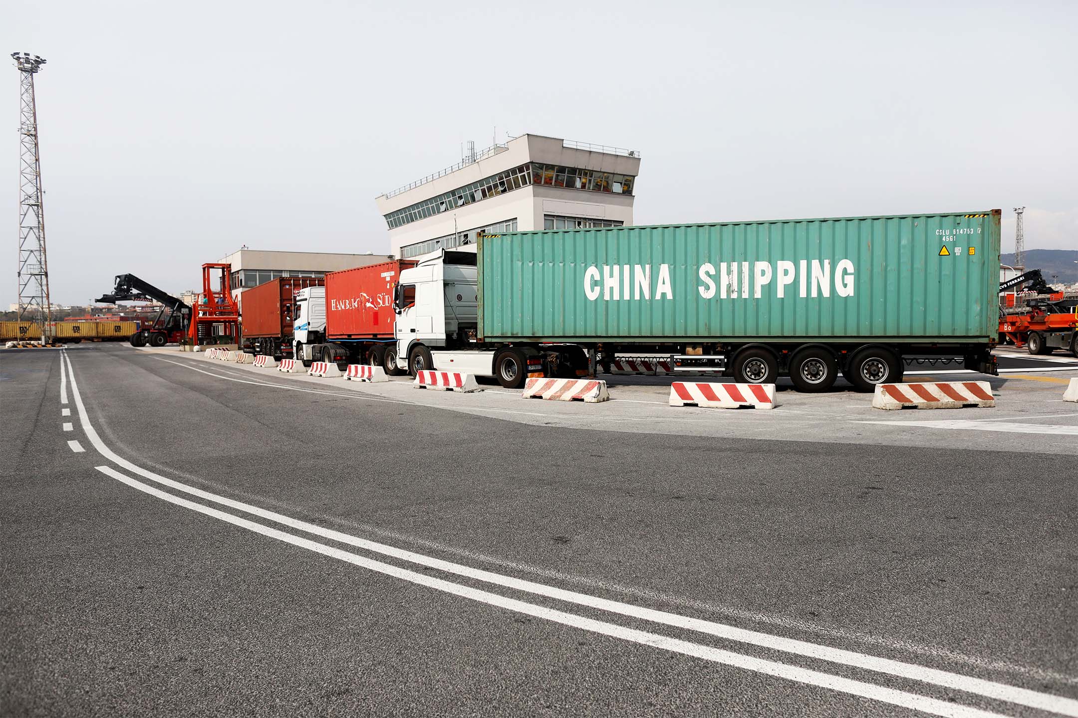 2019年4月2日，意大利，貨櫃卡車駛離義大利的的里雅斯特港的碼頭，上面寫著「中國海運」。攝：Marco Di Lauro/Getty Images