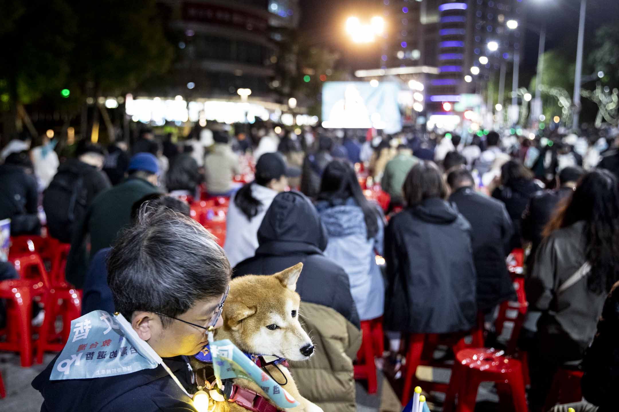 2024年1月13日,台灣大選開票,柯文哲競選總部開票現場。攝:林振東/端傳媒