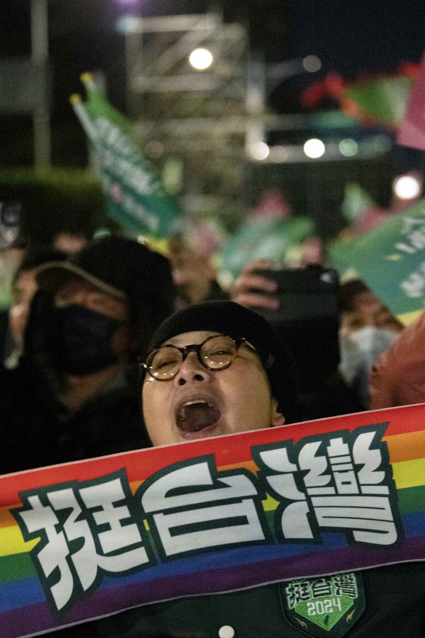 2024年1月11日,民進黨正副總統候選人賴清德、蕭美琴在台北市凱達格蘭大道舉辦「護國之夜」。攝:林振東/端傳媒