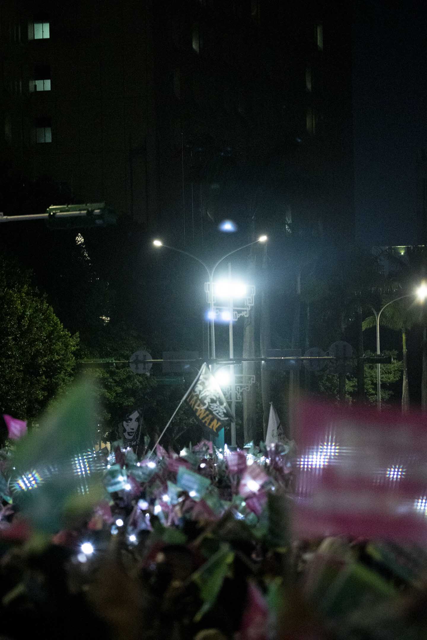 2024年1月11日,民進黨正副總統候選人賴清德、蕭美琴在台北市凱達格蘭大道舉辦「護國之夜」。攝:林振東/端傳媒