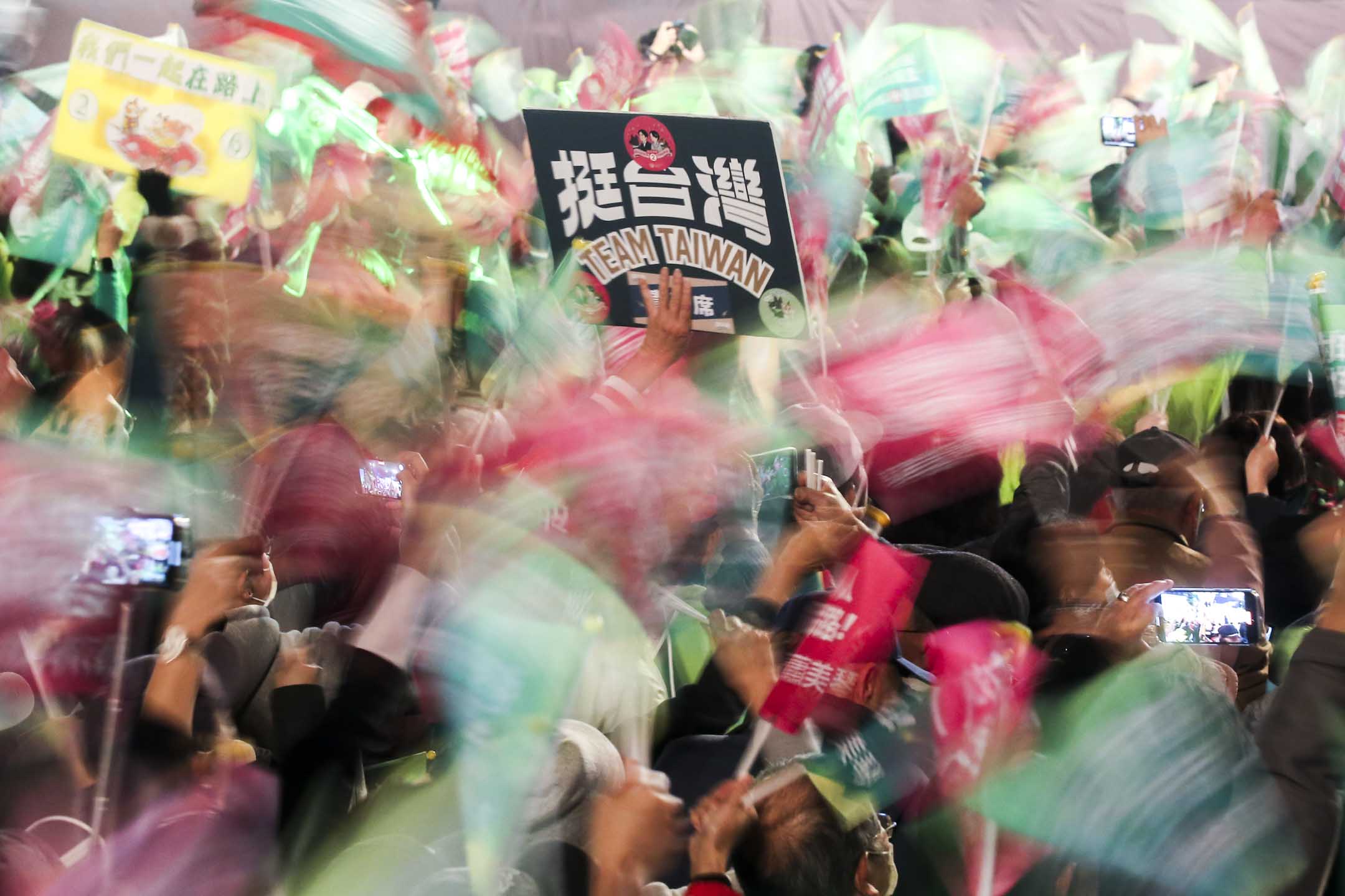 2024年1月12日,民進黨正副總統候選人賴清德、蕭美琴在新北市板橋第二體育場「台灣美德站出來,迎向勝利選前之夜」。攝:黃永俊/端傳媒