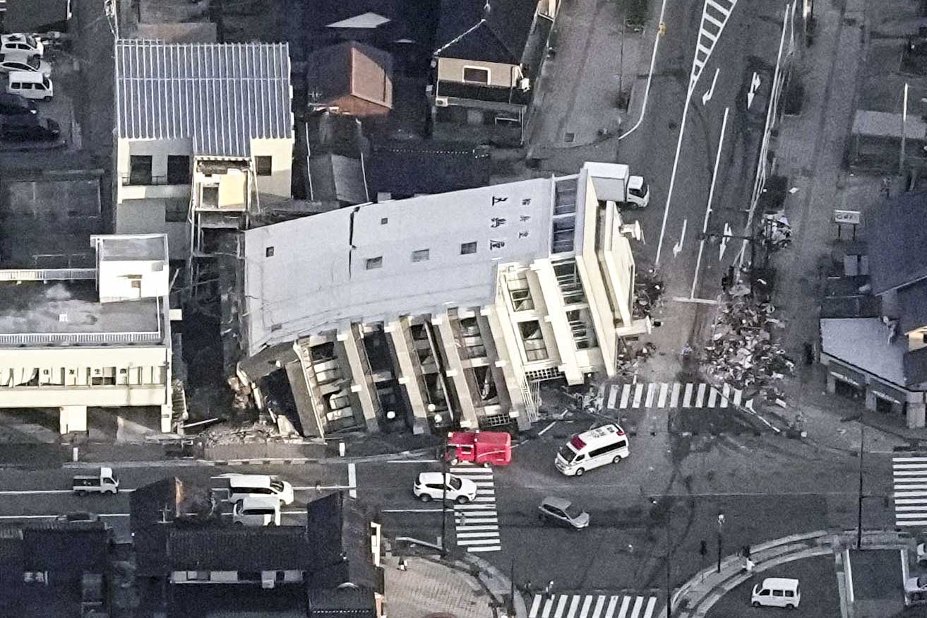 2024年1月2日，日本石川县轮岛地震造成的一座倒塌建筑物。摄：Kyodo/via Reuters/达志影像