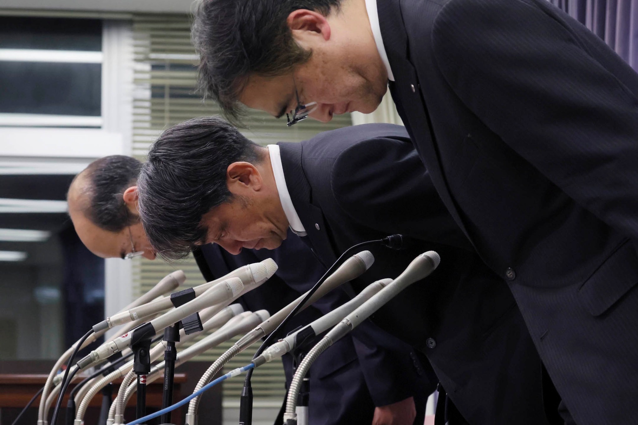 2024年1月2日,日本东京羽田机场发生爆炸起火事故,日航常务董事青木纪正(中)率日航高层在记者会上致歉。The Yomiuri Shimbun via AP/达志影像