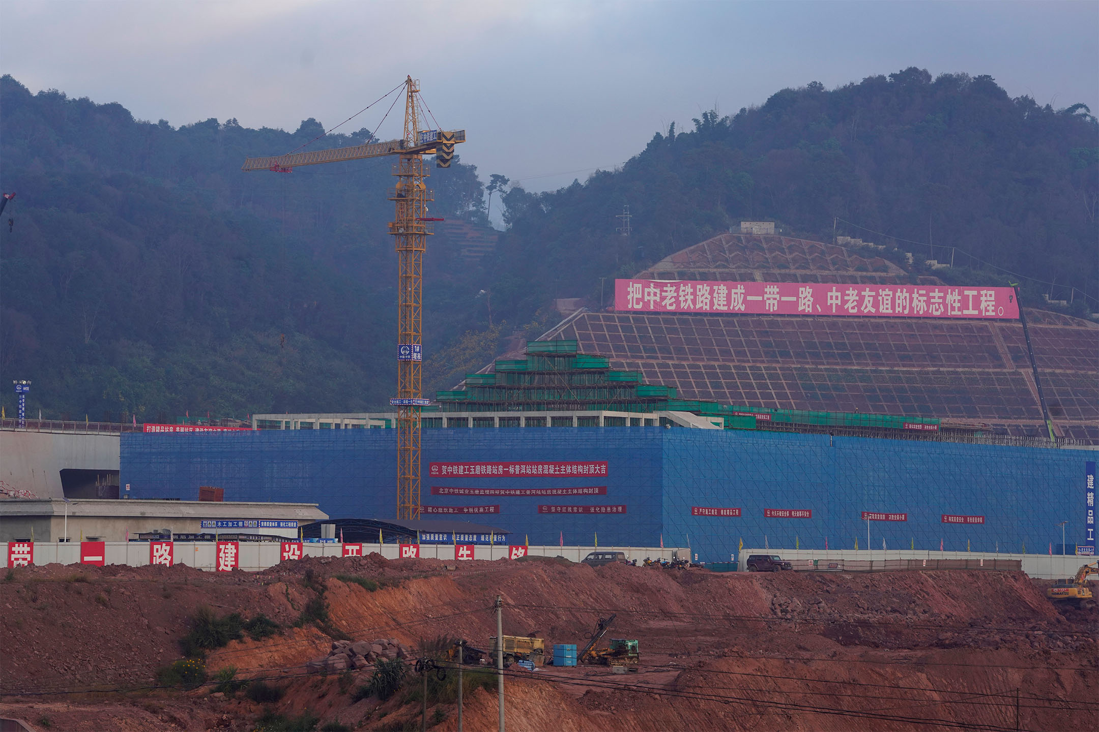 2020年12月2日，中國雲南，普洱市高鐵站施工現場，上面掛有關於一帶一路的標語。攝：Ng Han Guan/AP/達志影像