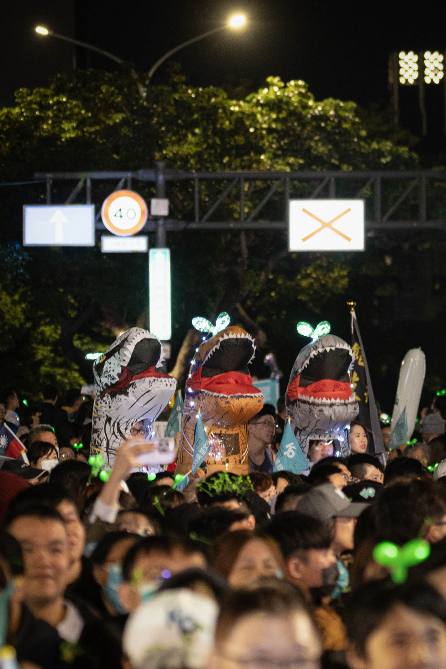 2024年1月12日,民眾黨正副總統候選人柯文哲、吳欣盈在台北市凱達格蘭大道舉辦「台灣選哲1定會贏 公民凱道之夜」。攝:陳焯煇/端傳媒