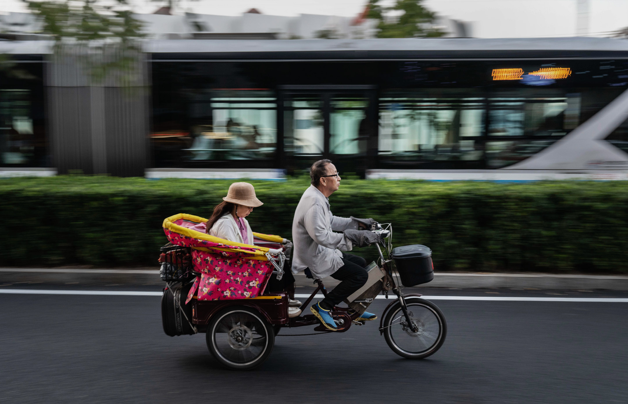 2023年9月13日,中国北京,一名女士正在乘坐三轮车。摄:Kevin Frayer/Getty Images