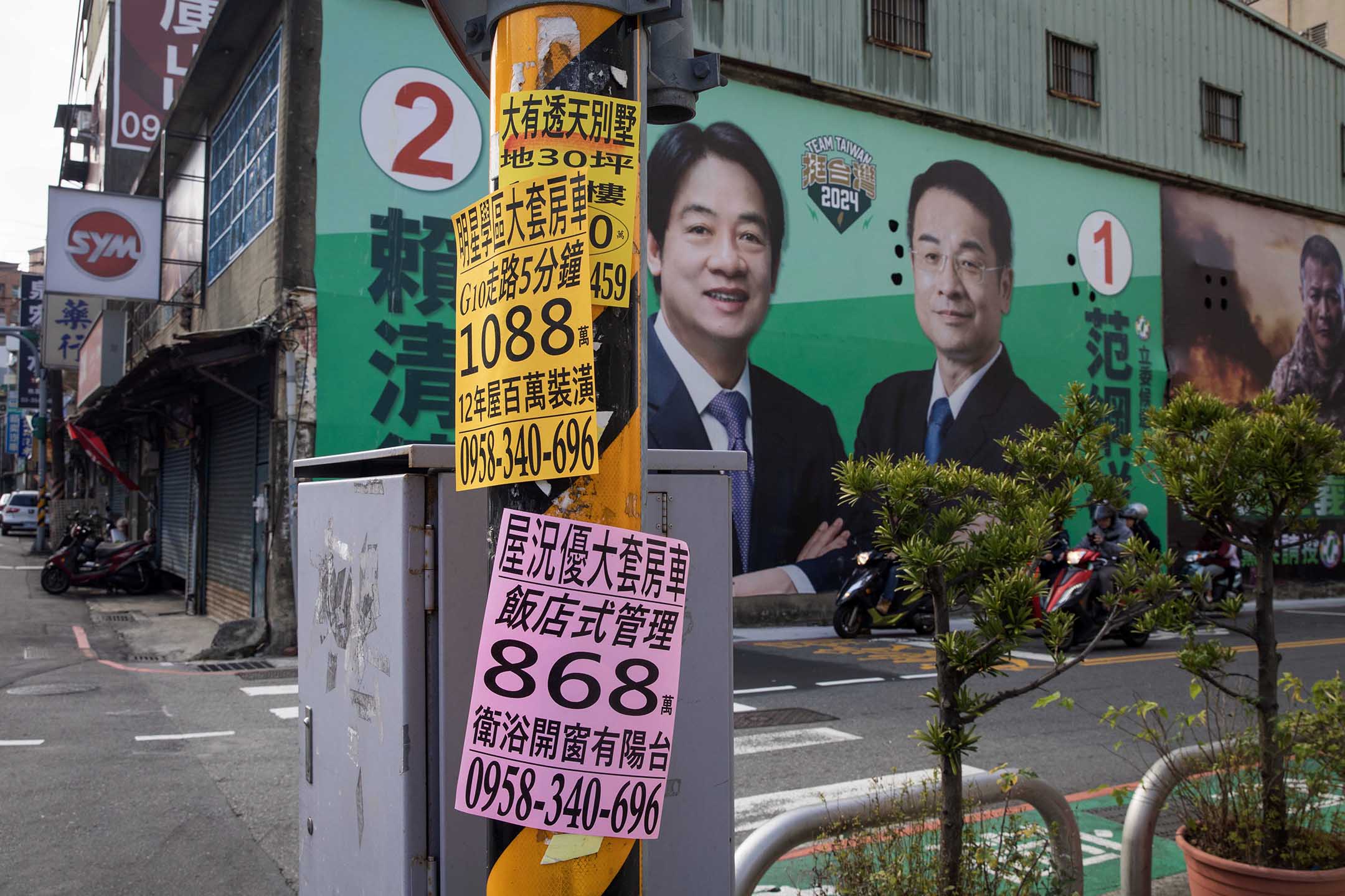 2024年1月7日,桃園,燈柱上貼有售樓宣傳單張。攝:陳焯煇/端傳媒