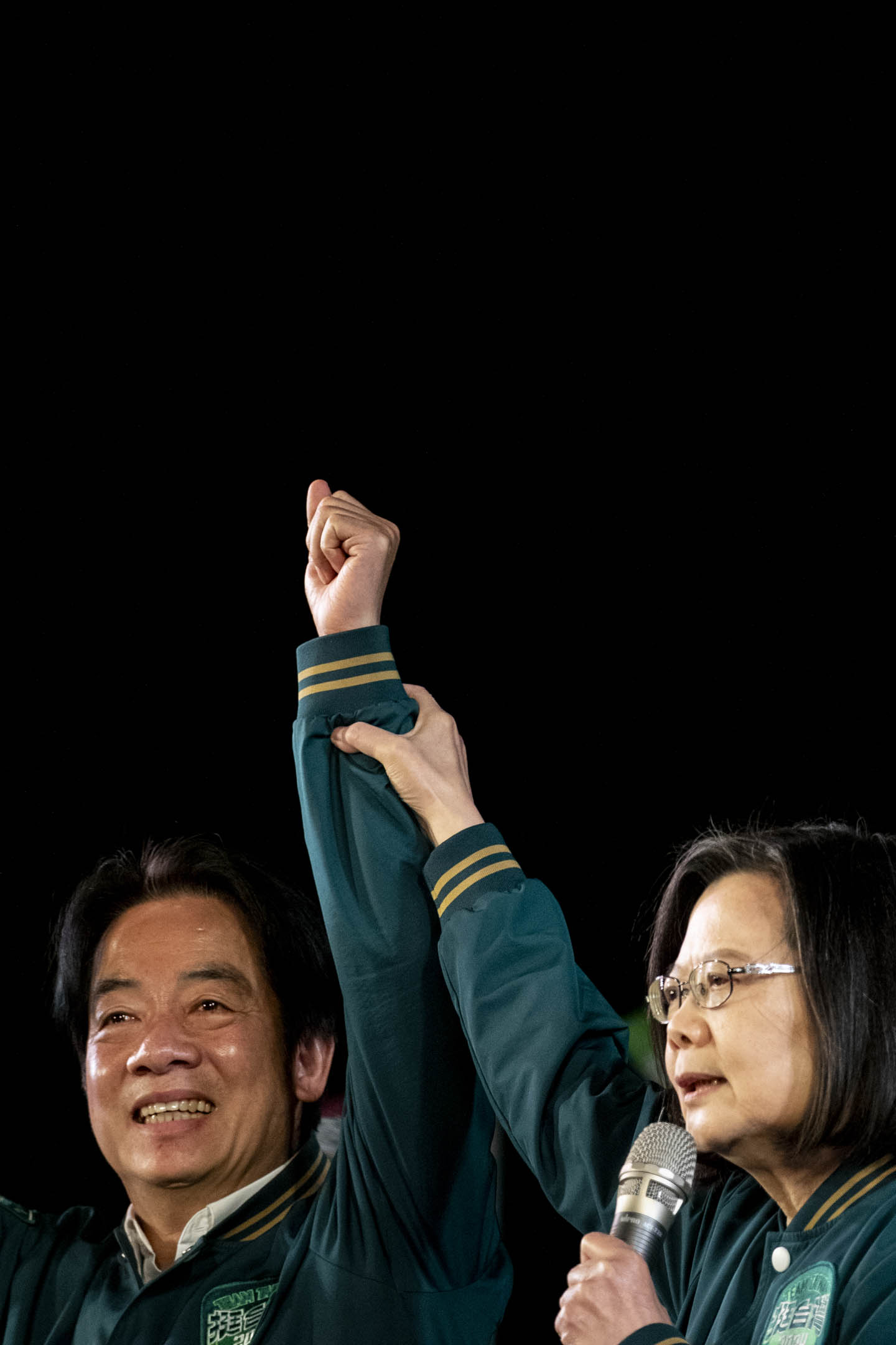 2024年1月11日,民進黨正副總統候選人賴清德、蕭美琴在台北市凱達格蘭大道舉辦「護國之夜」。攝:林振東/端傳媒