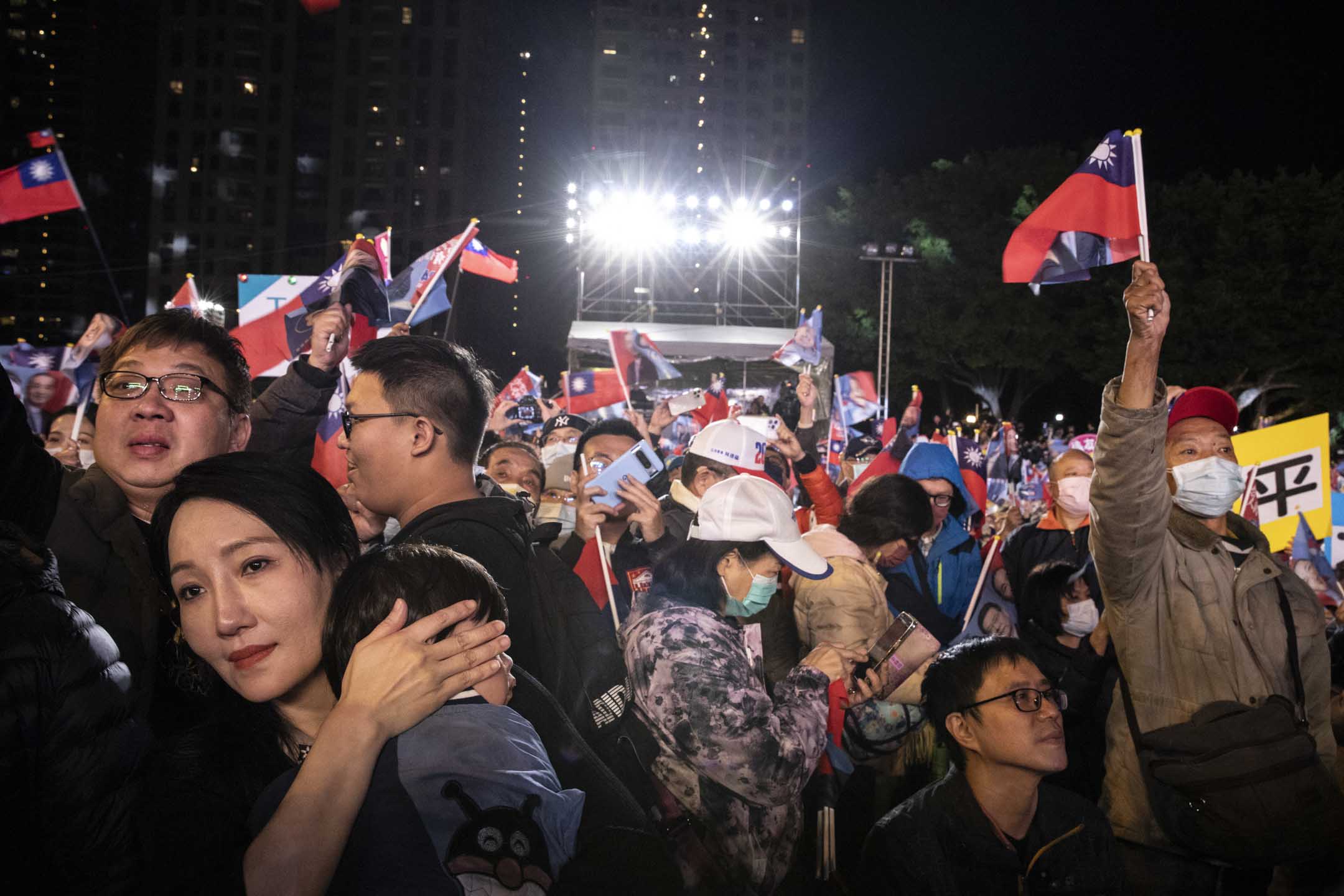 2024年1月12日,國民黨正副總統候選人侯友宜、趙少康在新北市板橋第一體育場舉辦「贏回中華民國 選前之夜」。攝:林振東/端傳媒