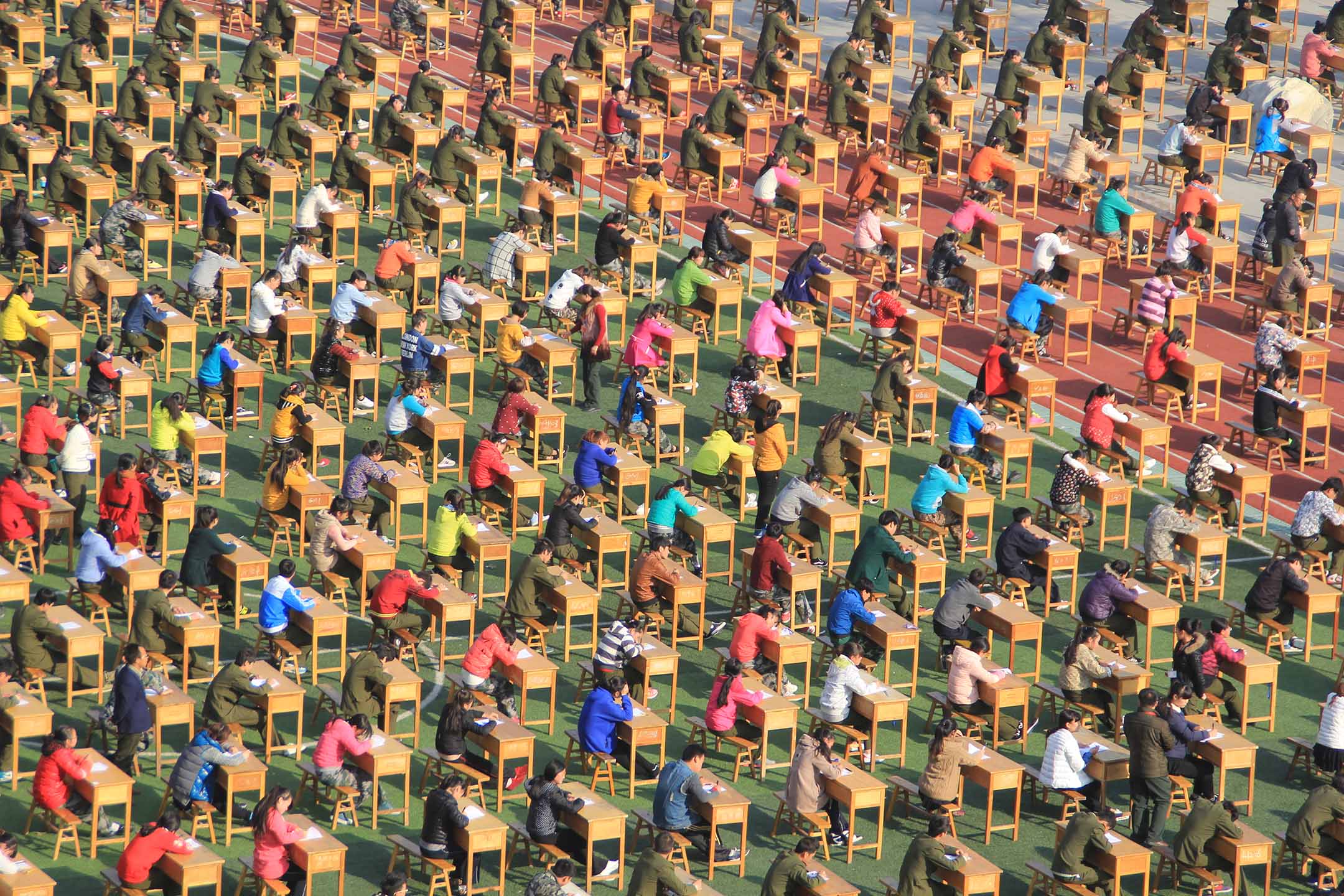 2014年11月13日,中國陝西,超過一萬二千名學生在操場上考試。攝:Visual China Group via Getty Images/Visual China Group via Getty Images