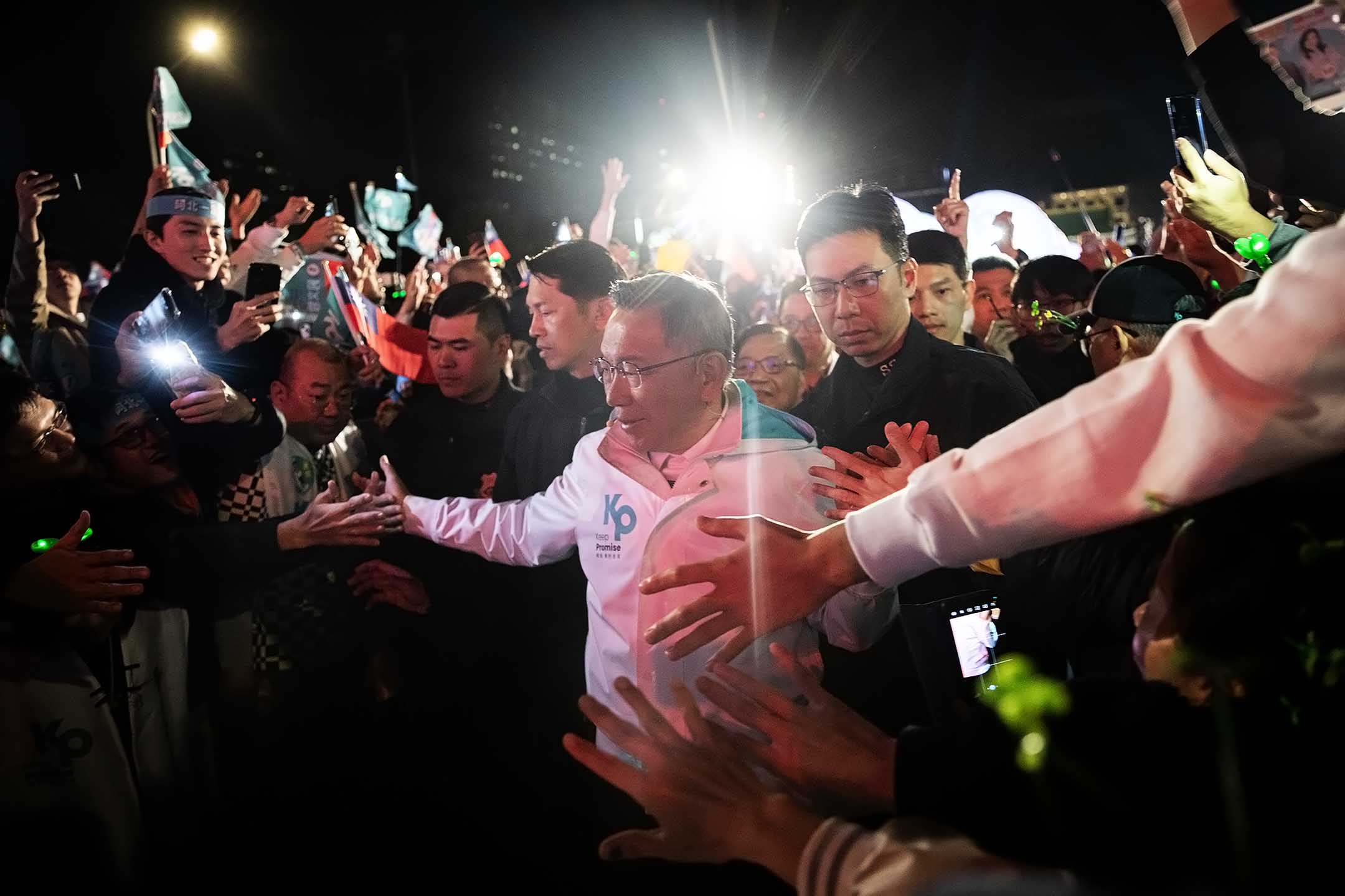 2024年1月12日,民眾黨正副總統候選人柯文哲、吳欣盈在台北市凱達格蘭大道舉辦「台灣選哲1定會贏 公民凱道之夜」。攝:陳焯煇/端傳媒