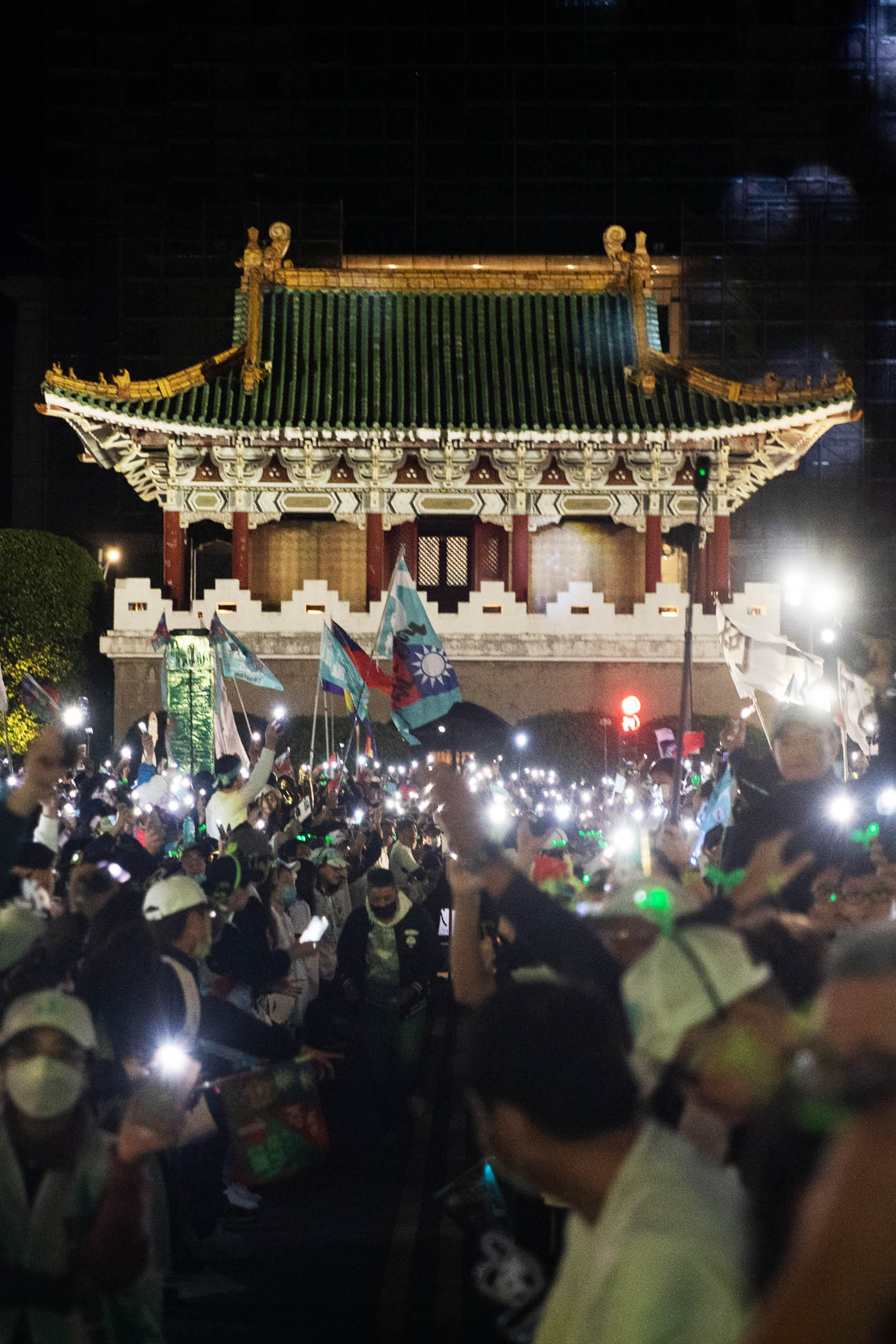 2024年1月12日,民眾黨正副總統候選人柯文哲、吳欣盈在台北市凱達格蘭大道舉辦「台灣選哲1定會贏 公民凱道之夜」。攝:陳焯煇/端傳媒